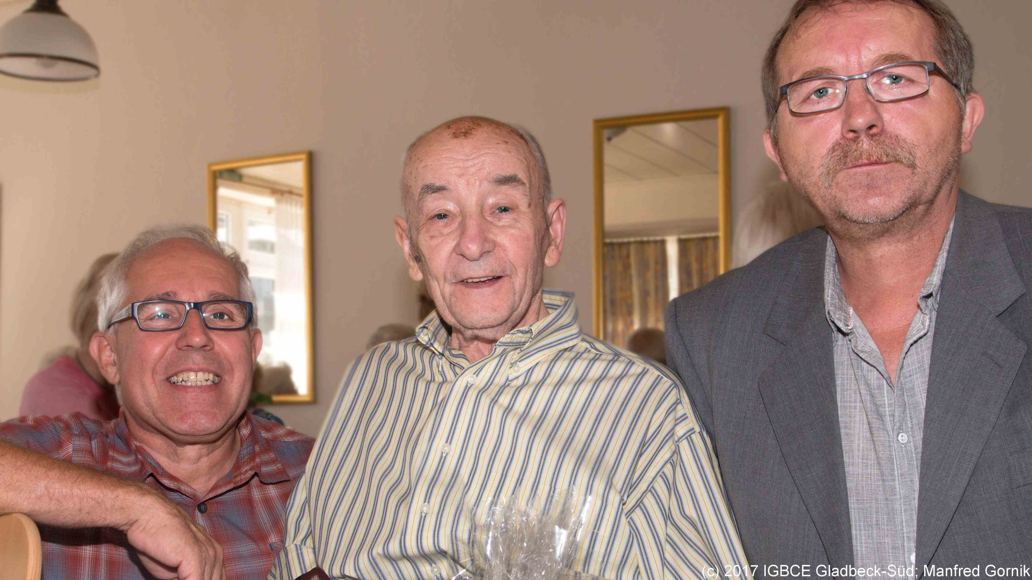 Von links : Wolfgang Sobottka; Leopold Skrabar ( 70 Jahre), Joachim Praetsch (1 Vorsitzender Ortsgruppe Gladbeck-Süd)
