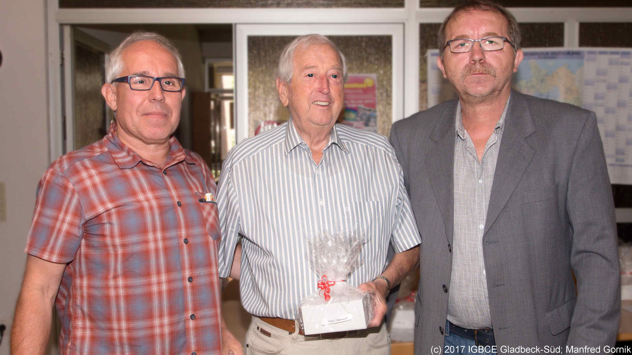 Von links : Wolfgang Sobottka; Günter Schimanski ( 70 Jahre), Joachim Praetsch (1 Vorsitzender Ortsgruppe Gladbeck-Süd)