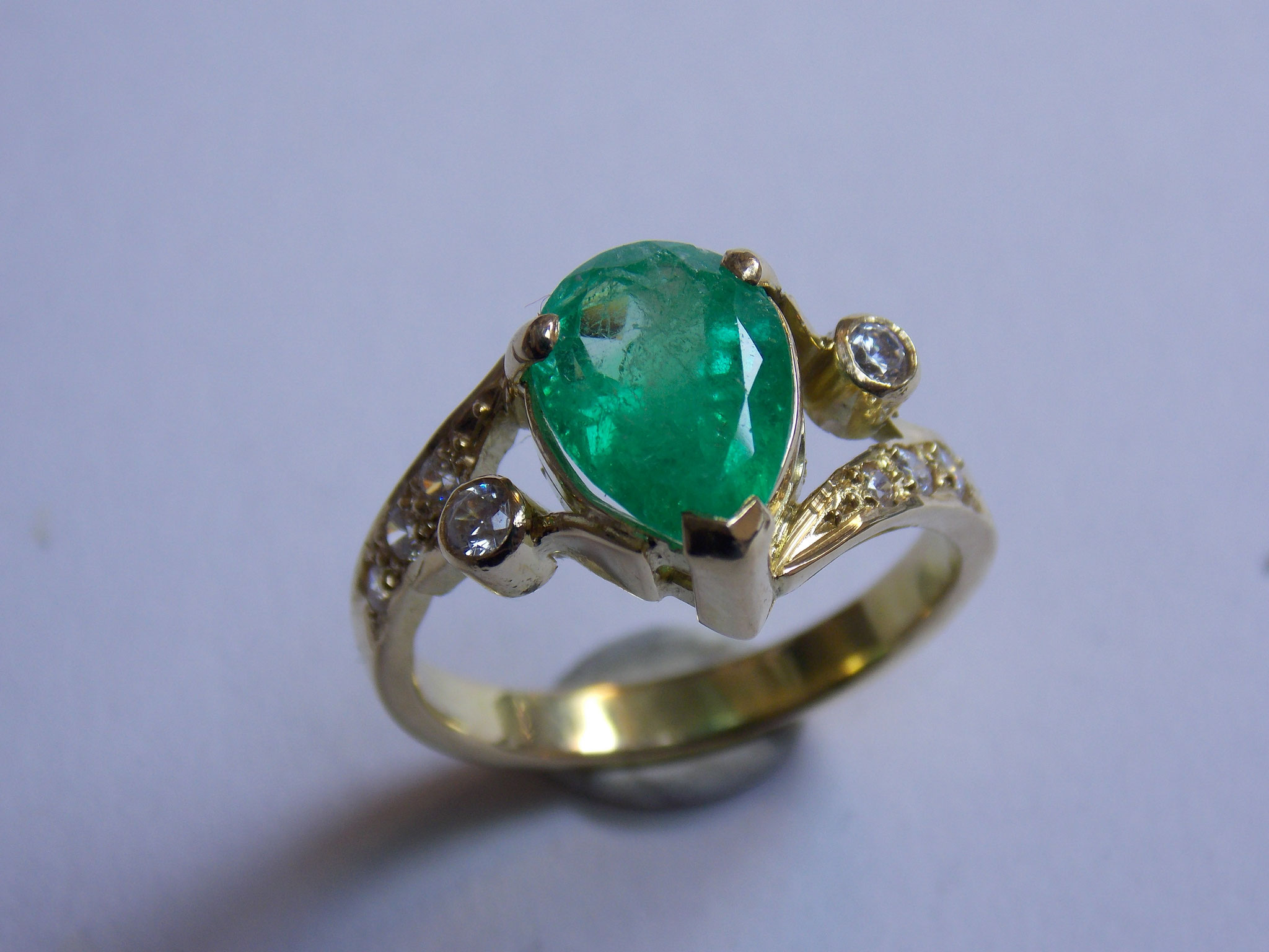 Bague Emeraude poire et diamants en Or jaune 750
