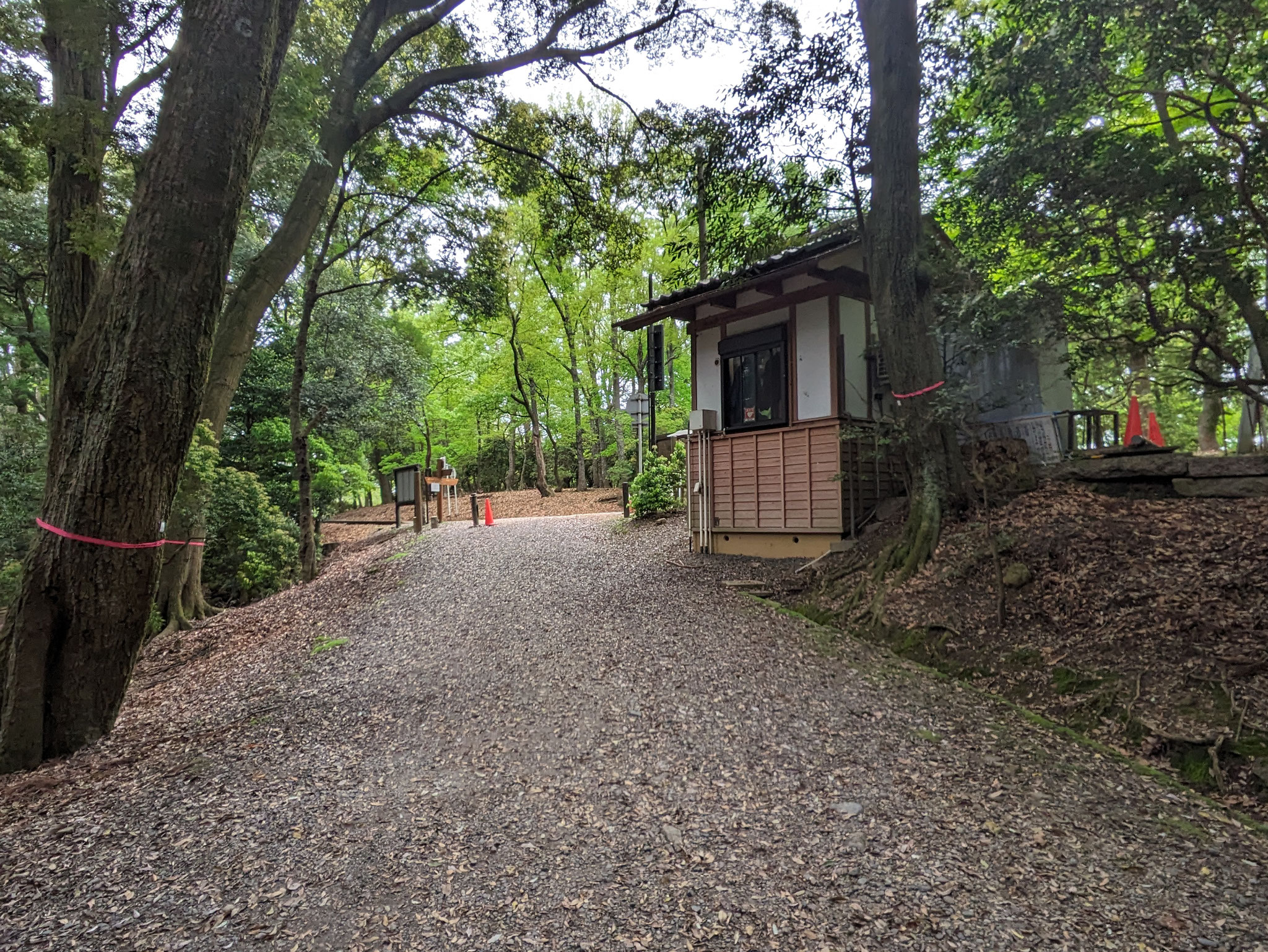 建物が見えてきたらもうすぐ山頂