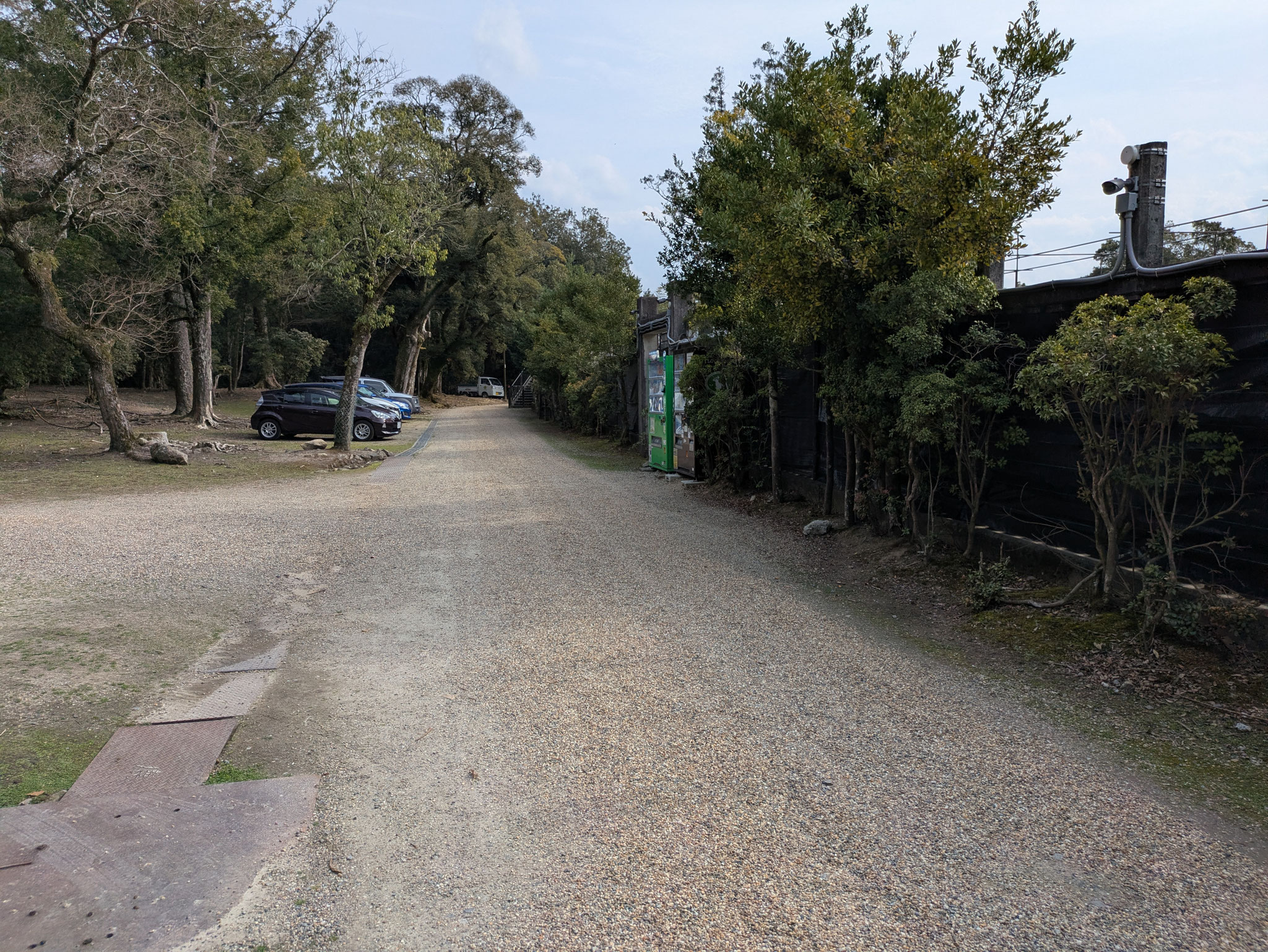 鹿苑のフェンス沿いに進むと入口