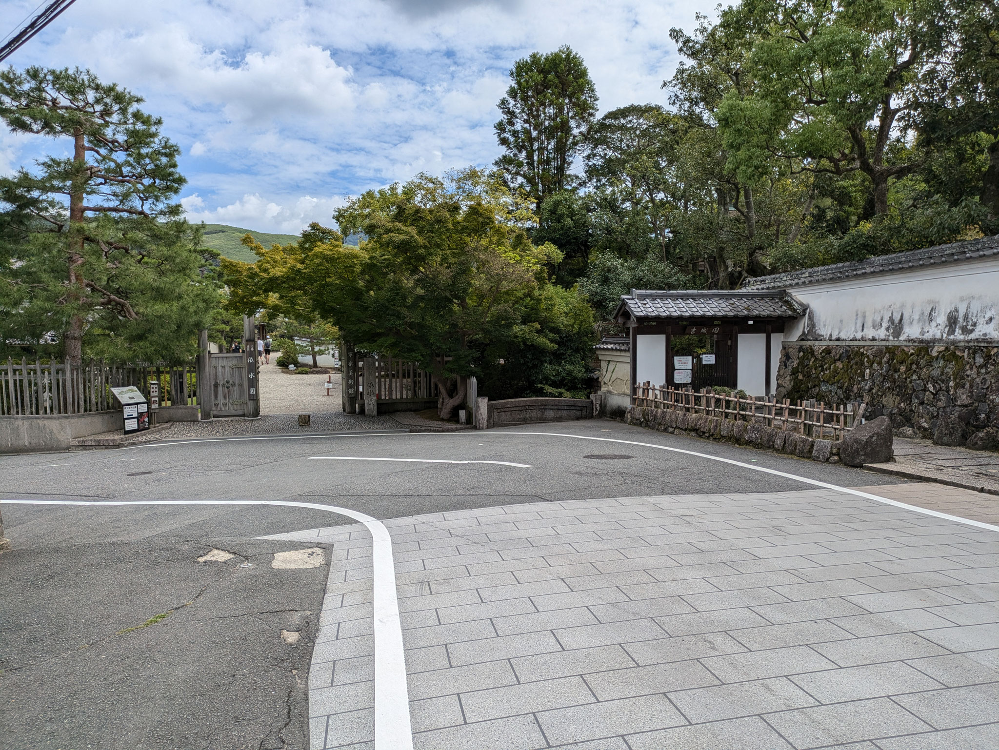 左が依水園、右が吉城園