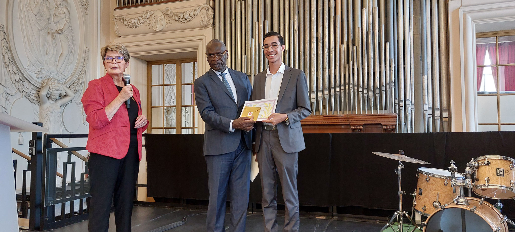 M. le maire de Brazzaville remet le prix de la francophonie