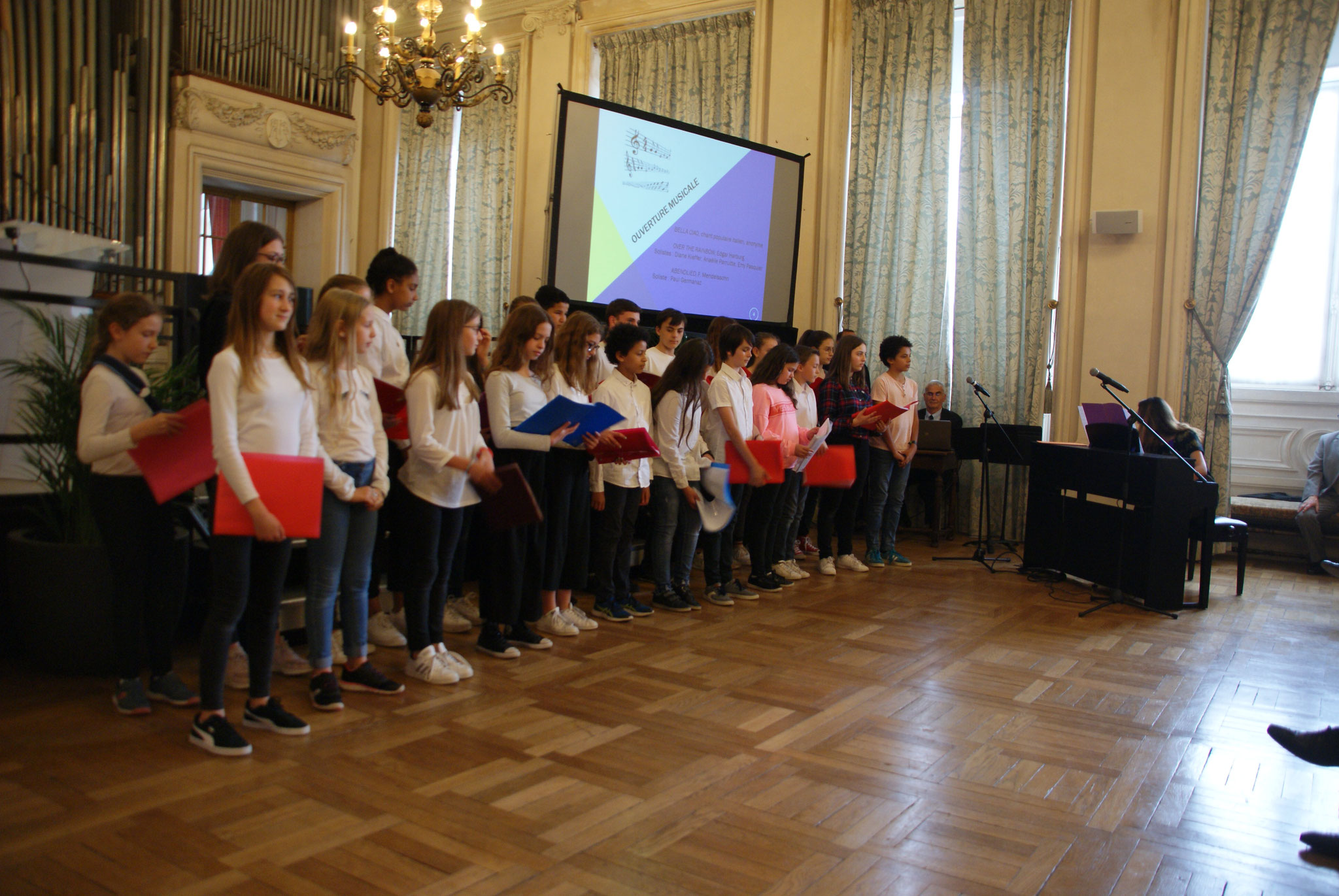 Les enfants de la chorale du collège Saint-Remi