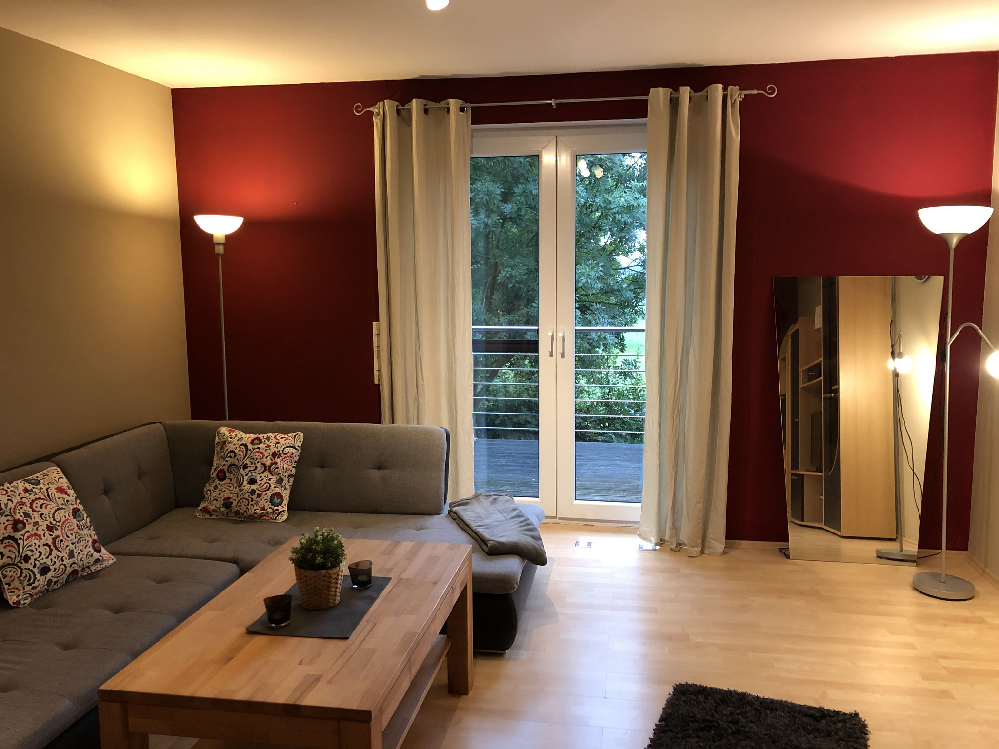 Wohnzimmer mit Tür zum Balkon