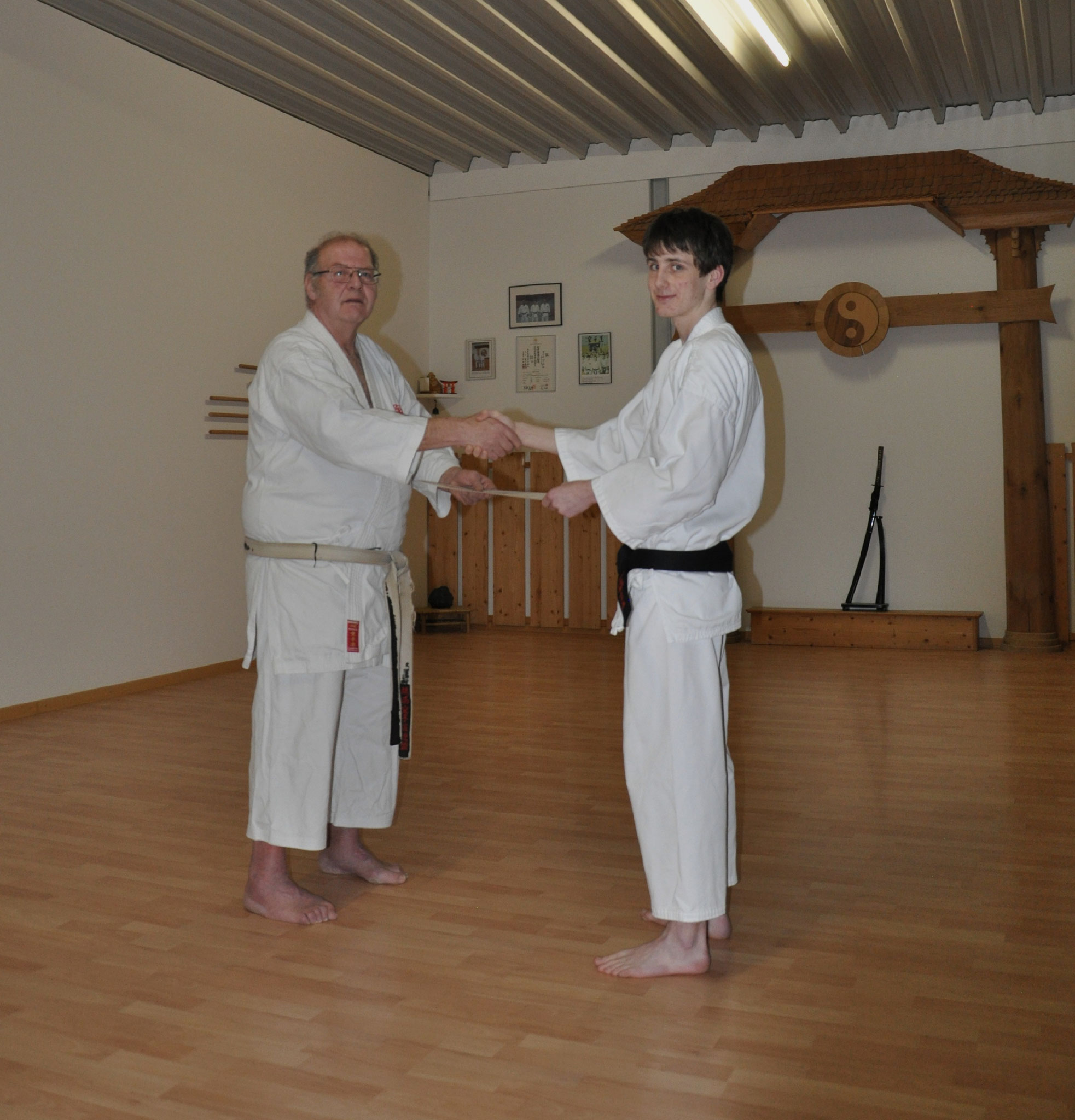 Übergabe des Diploms von Mario an Vicco