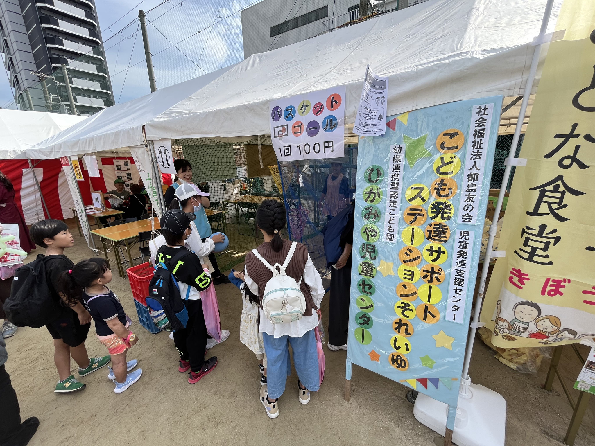 開始早々、ゲームコーナーには人だかりが・・。