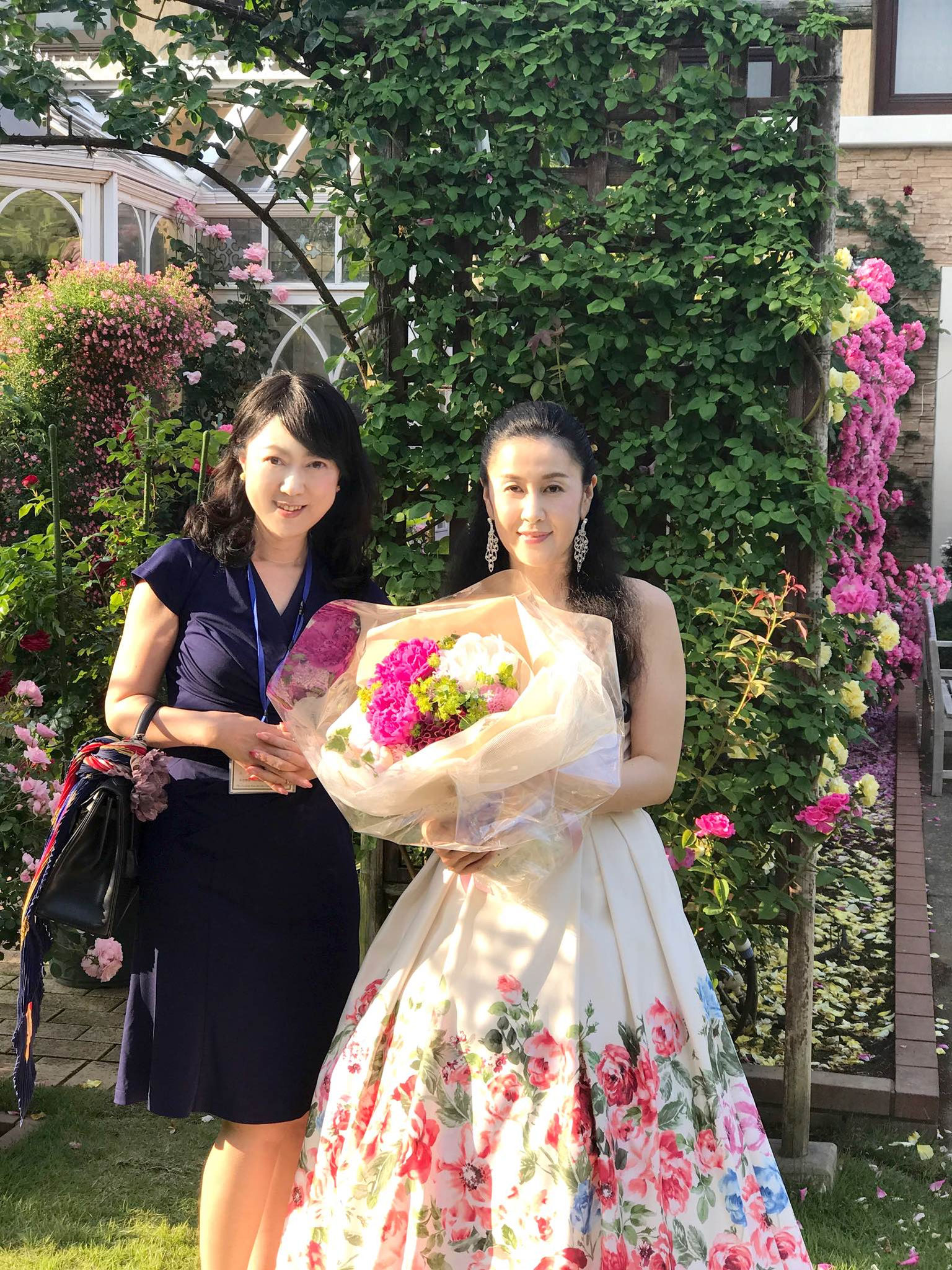 ピアニスト近藤和花さんへ花束贈呈・GRCTチャリティーローズガーデンコンサート