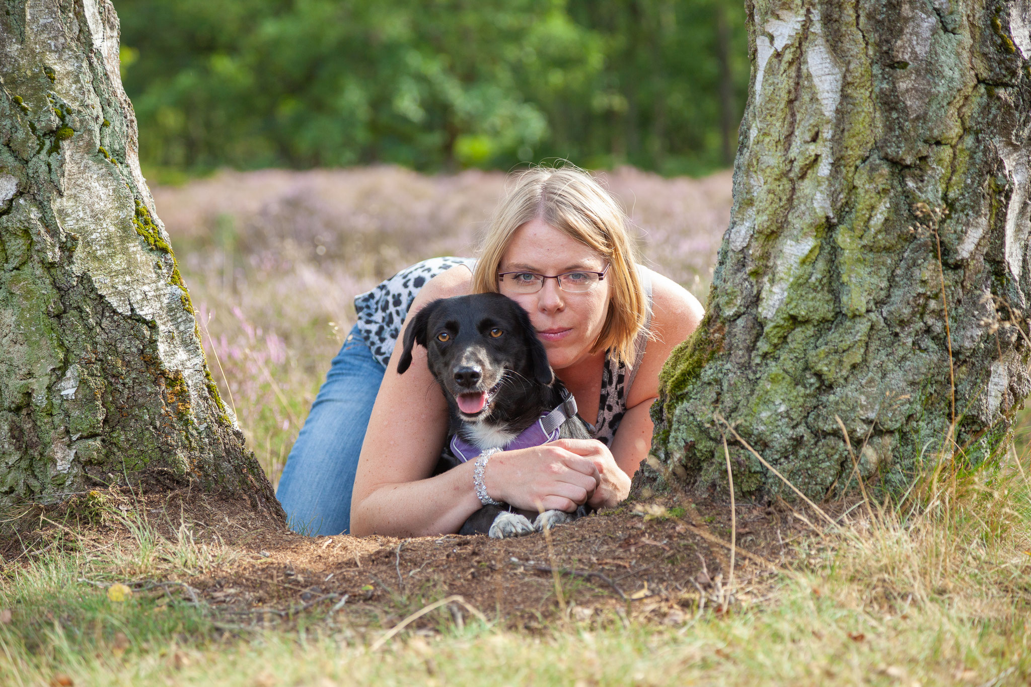 Hundetrainerin Rebecca mit ihrem Hund Naira bei einem Fotoshooting in der Heide