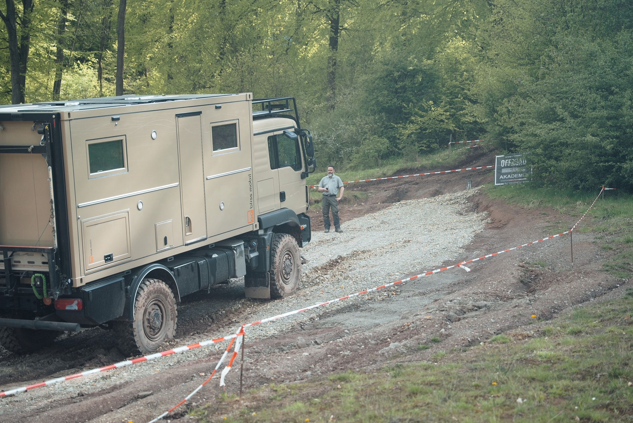 LKW Fahrtraining im Gelände – steile Rampe im Offroad Kurs