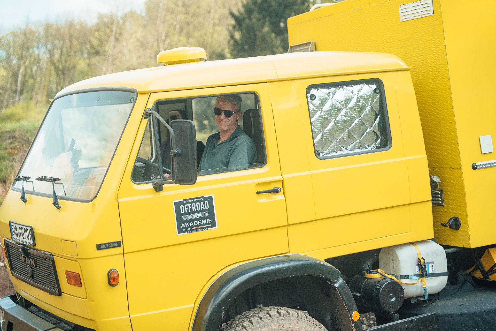MAN LKW kontrolliert Berg ab fahren 