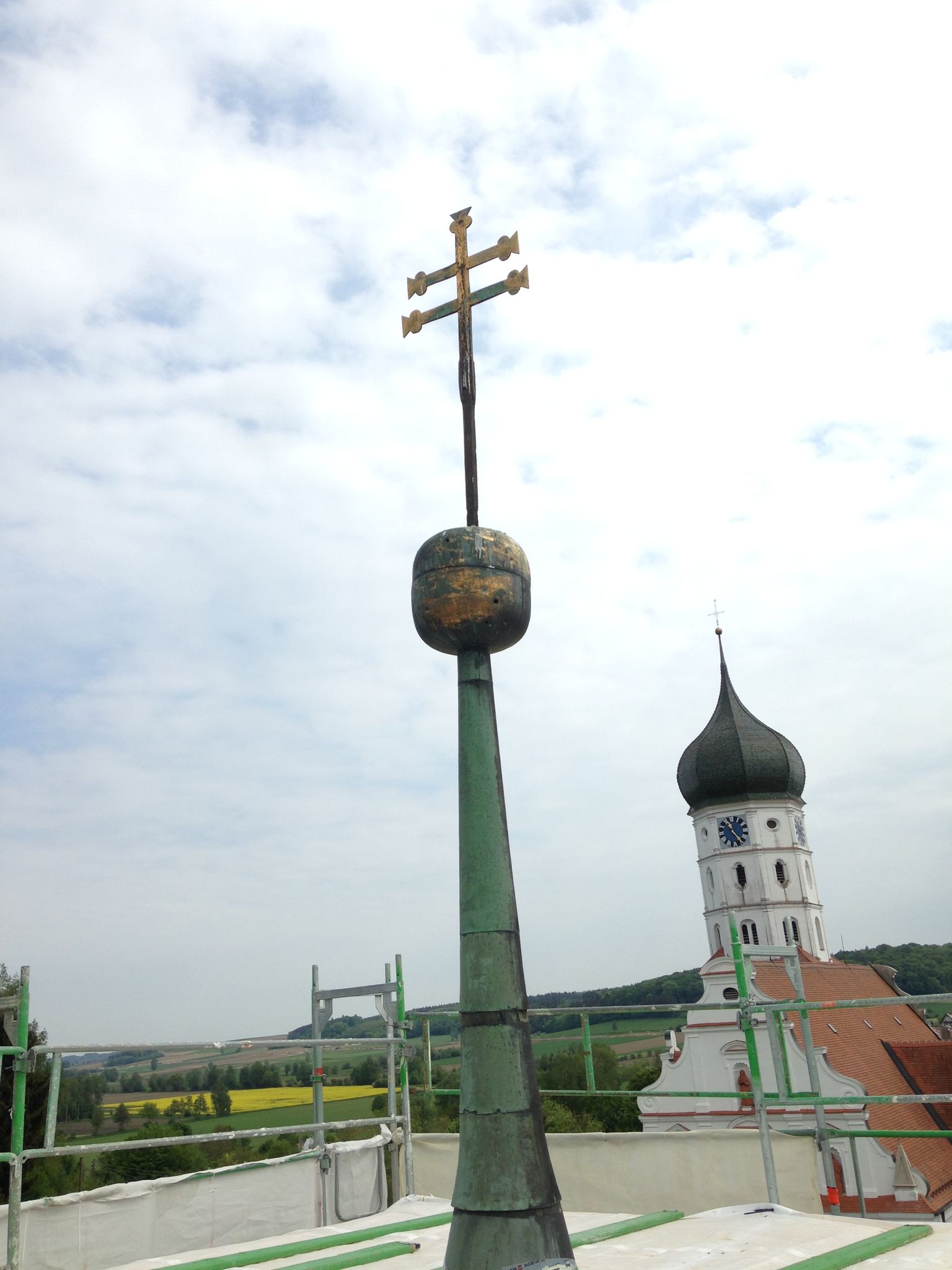 Nur die Turmspitze ragt aus dem Gerüstaufbau heraus