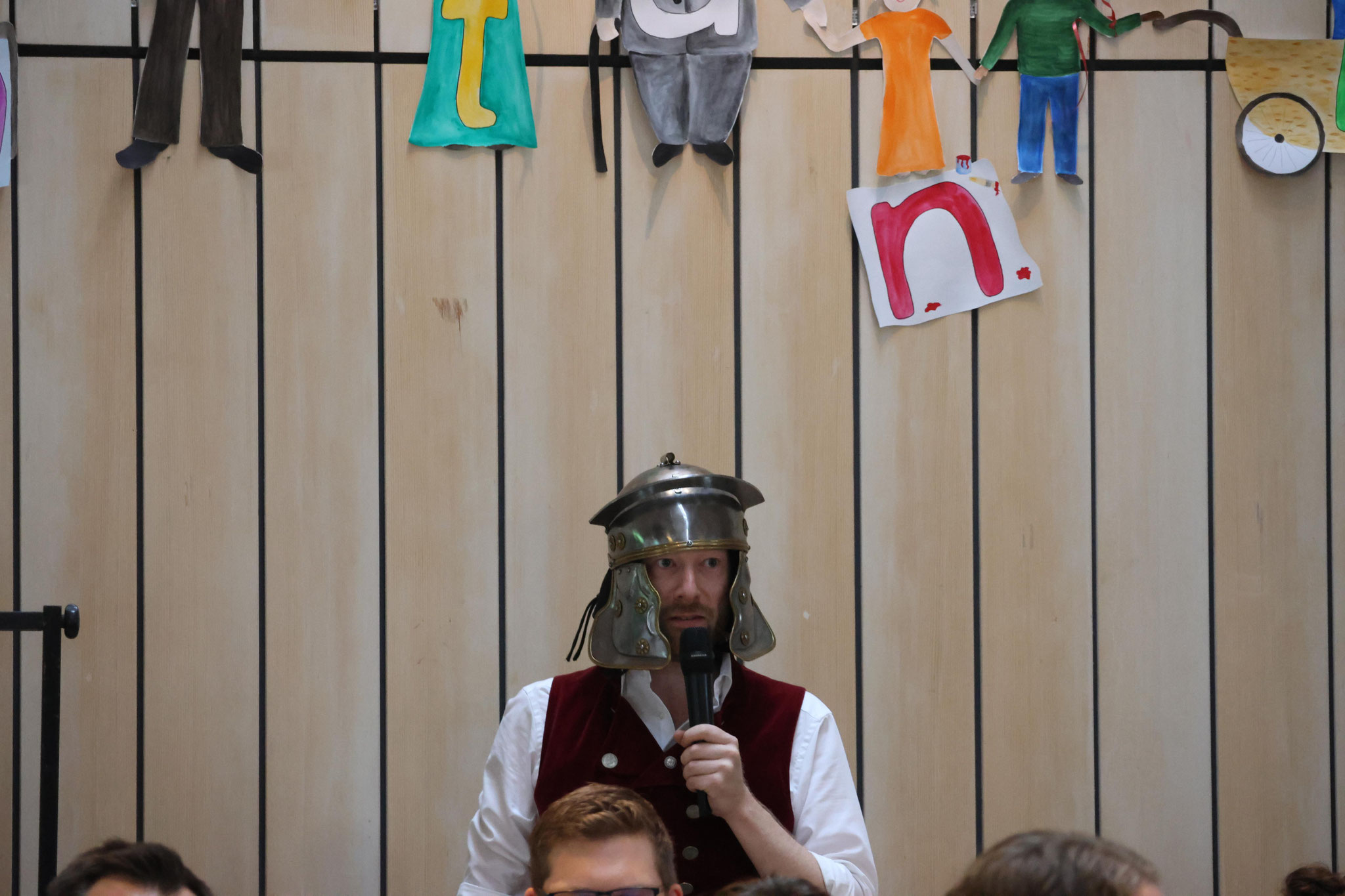 Schlagzeuger Stefan Reichart bei der Moderation zu Gladiator. Bild: Günther Engert
