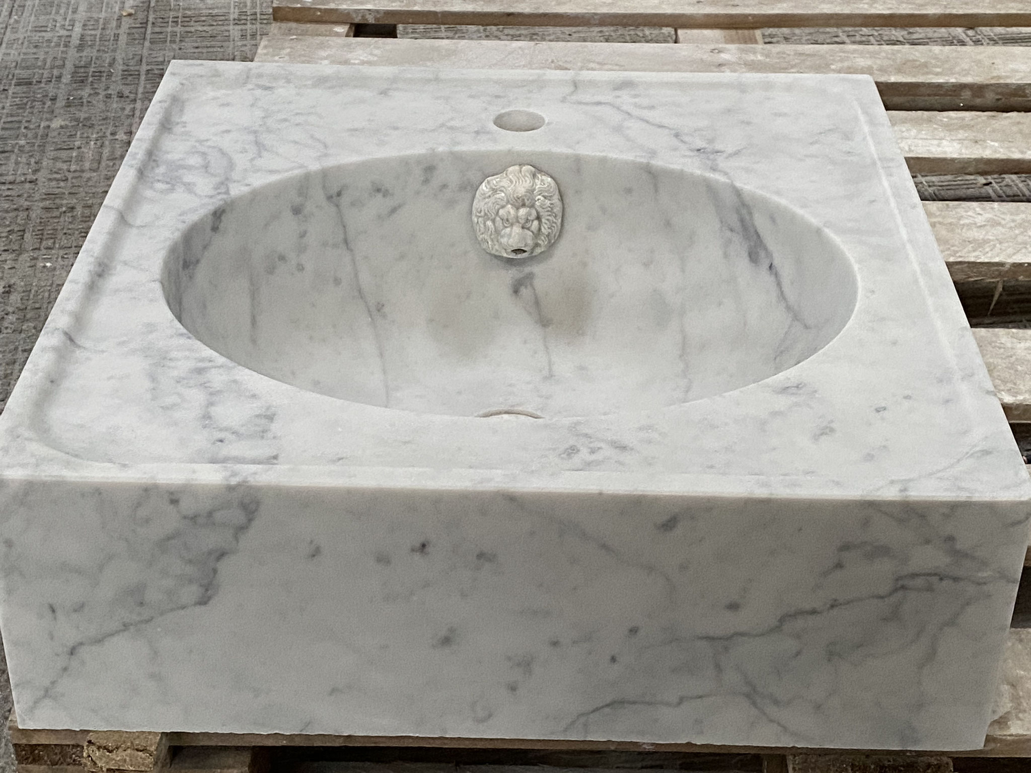 vasque de salle de bain en marbre de Carrare (détail)