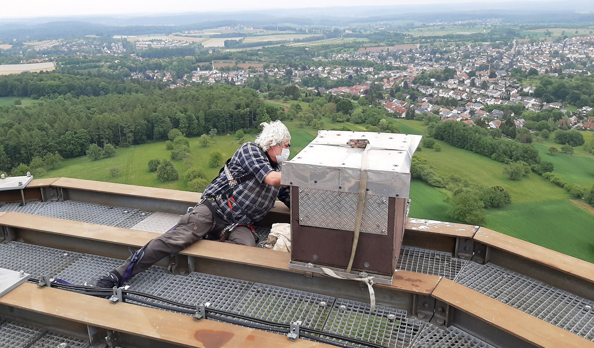 Die Beringung der beiden Jungvögel erfolgt vor eindruckvollem Panorama! (Foto: B. Gromm)