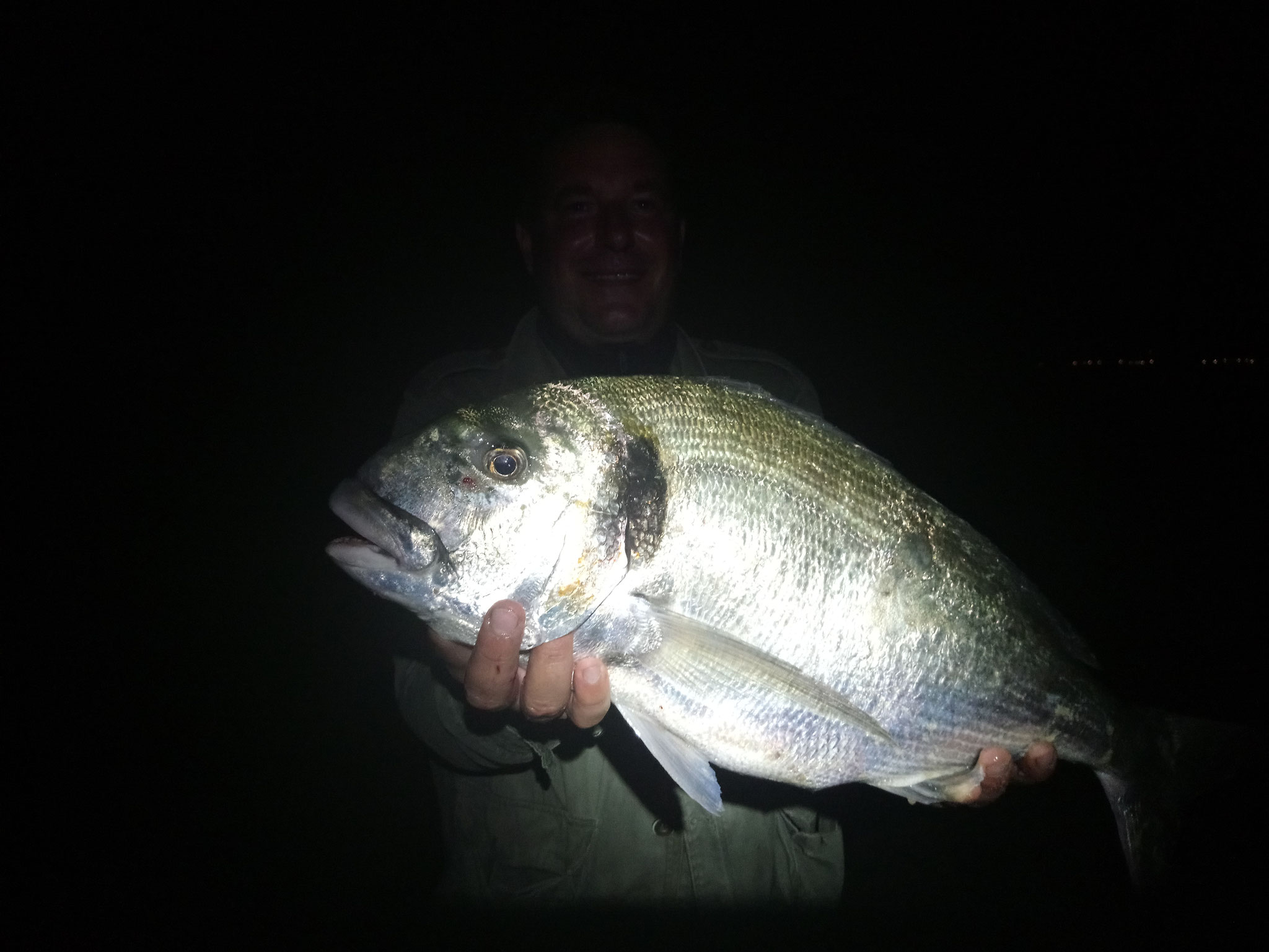 pêche en surfcasting de nuit 