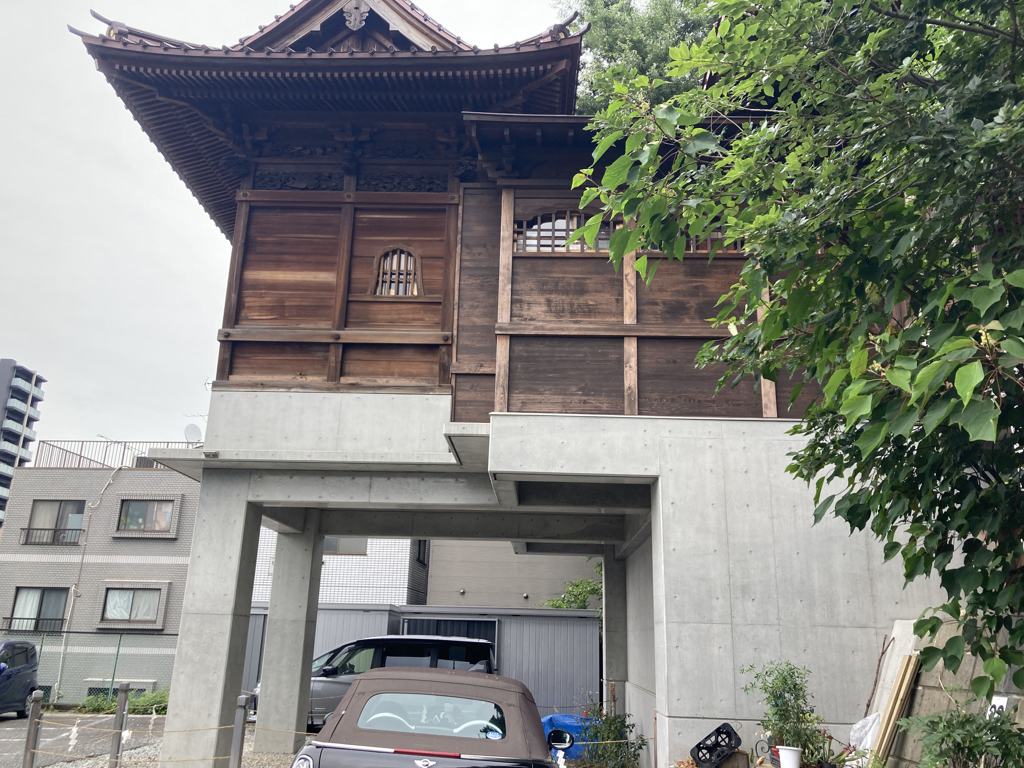 戸越八幡神社を後ろからみるとRCのピロティーになっている