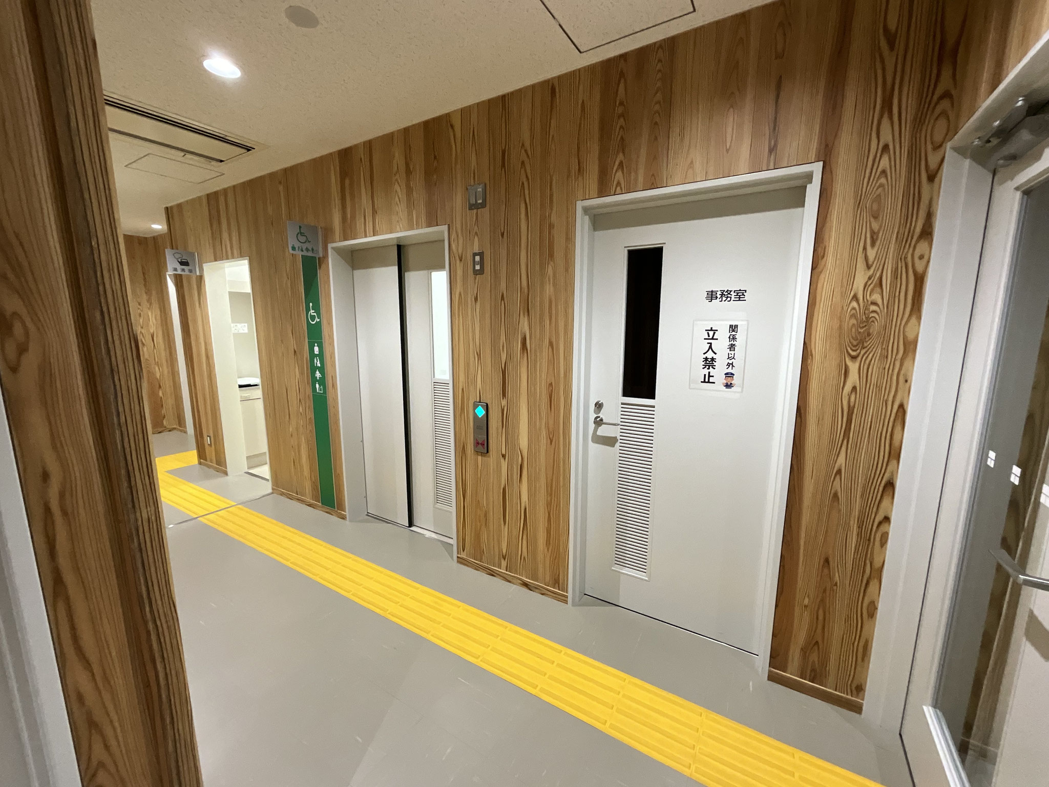 天然木を不燃処理する事で廊下の床から天井まで使用可能としている