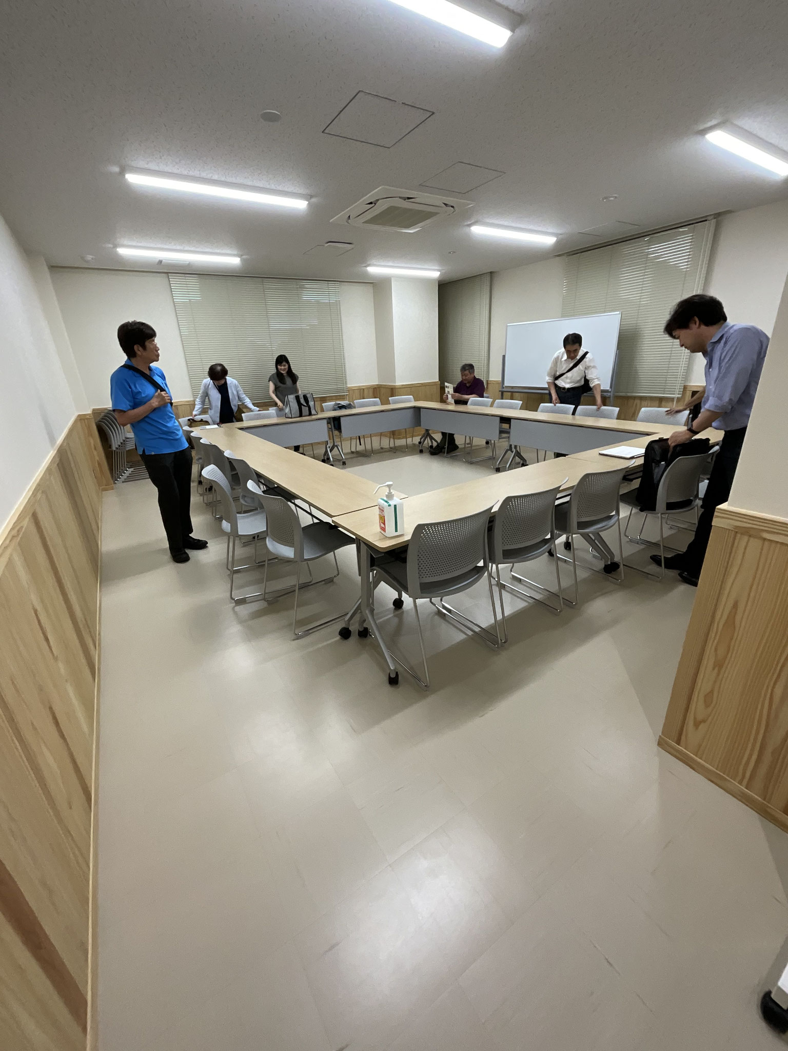天然木クリアー塗装仕上げ。肌の色が非常に綺麗で温かみのある印象です