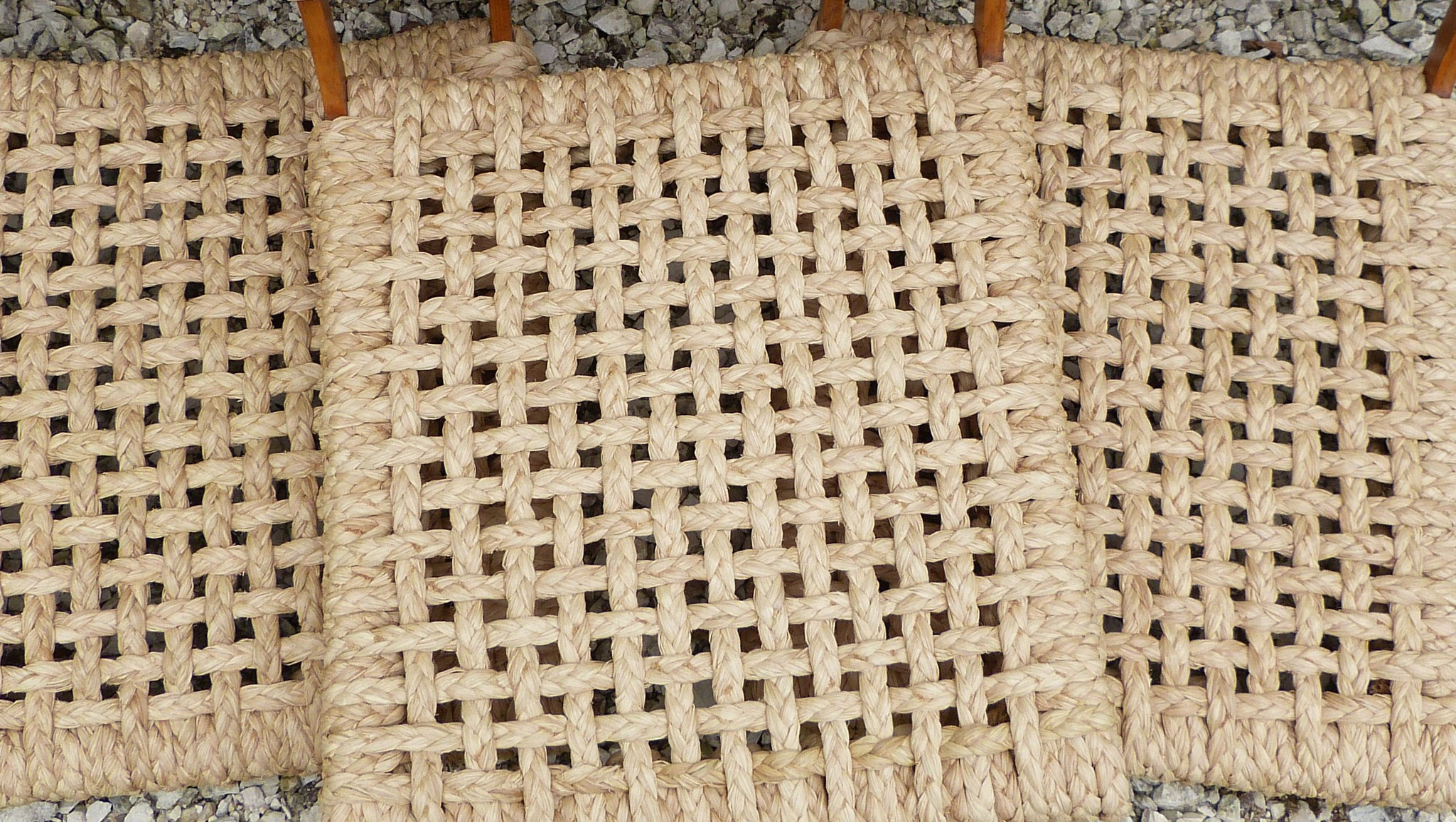 Openwork weaved raphia