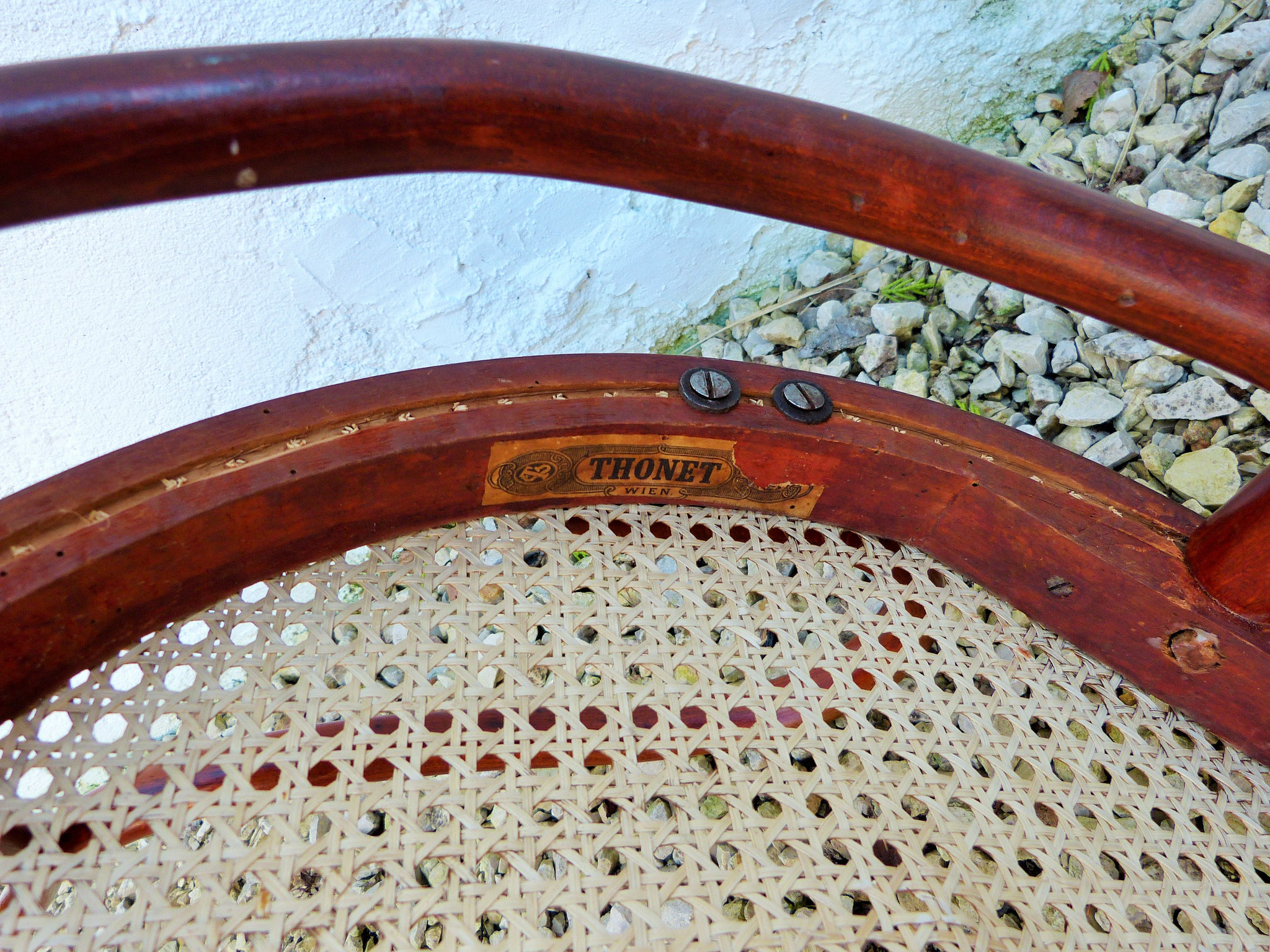 Mechanical cane work plate : edges are cut just above holes level.