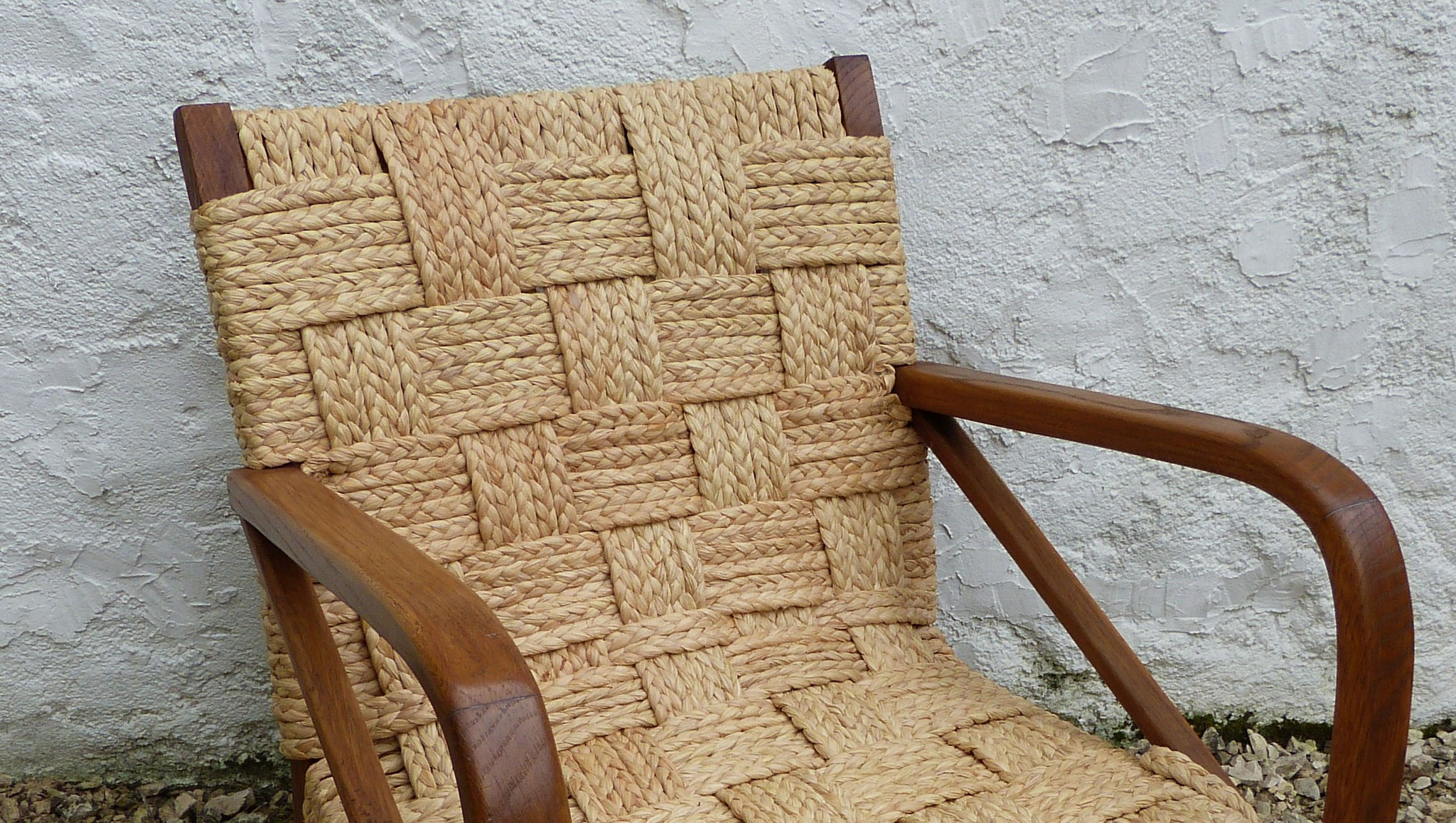 Tight weaved raphia.