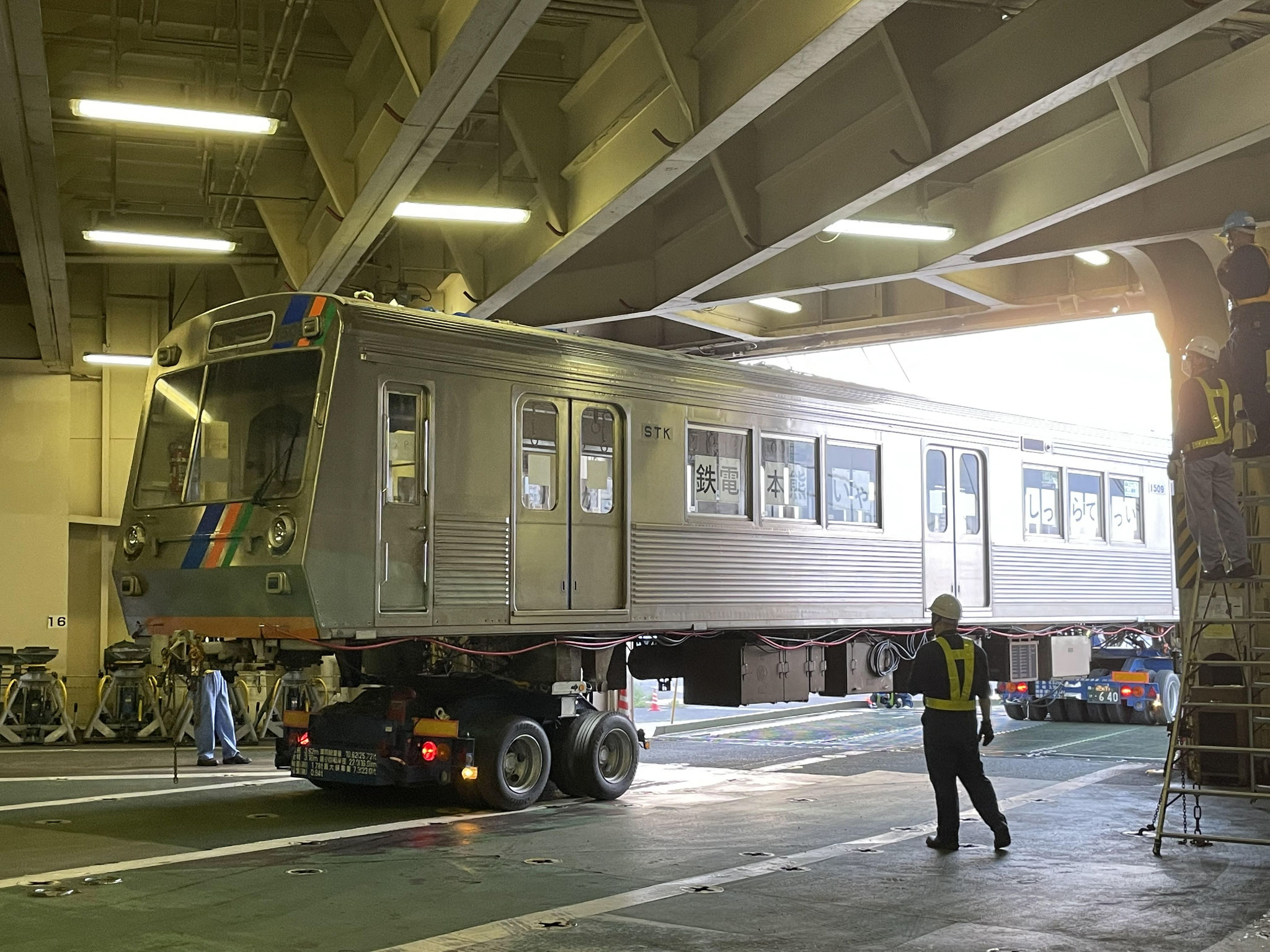 船内をトレーラーで電車を引っ張るのはスキルが必要です。