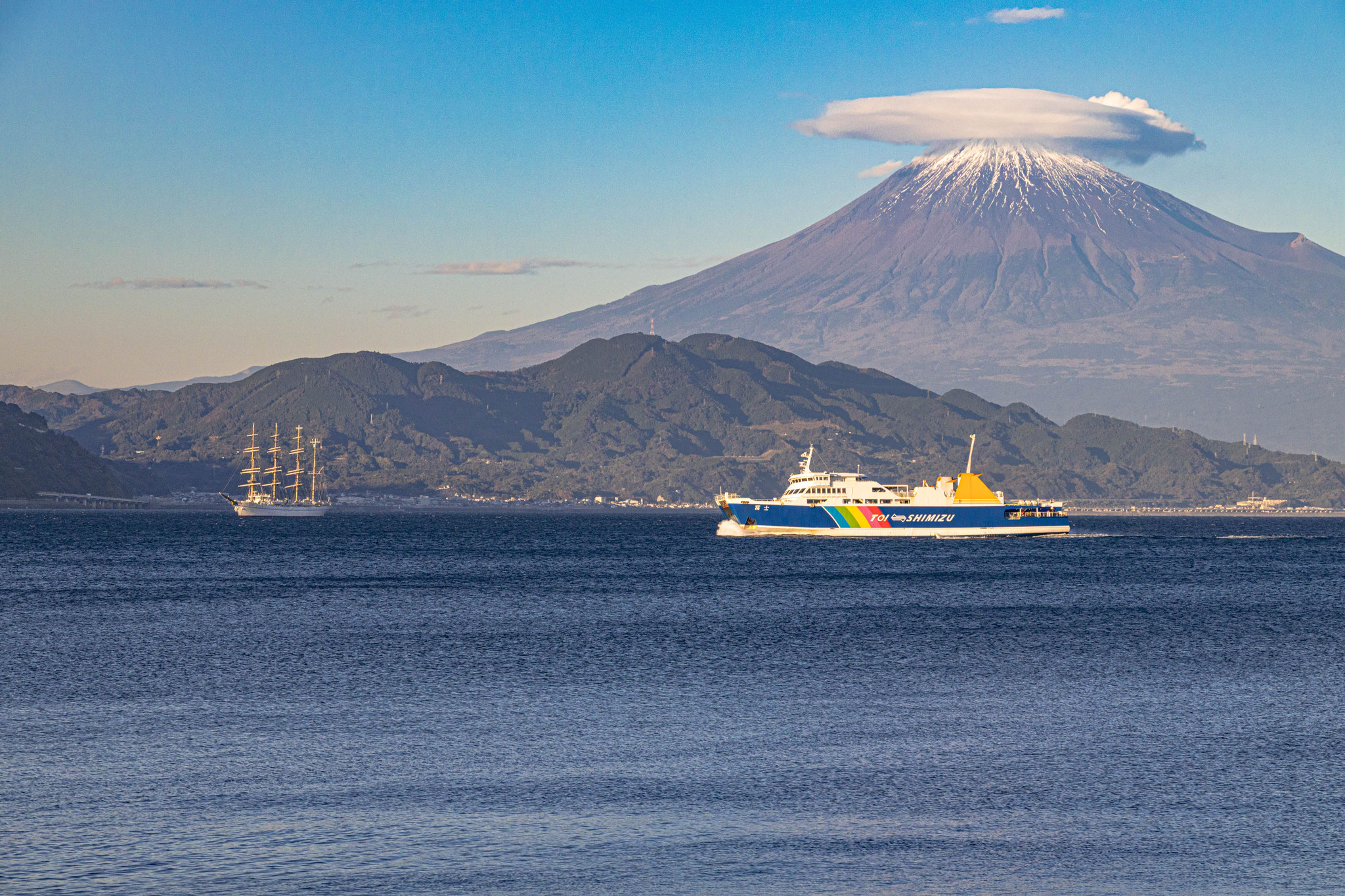 傘みたいな雲と富士山と清水港