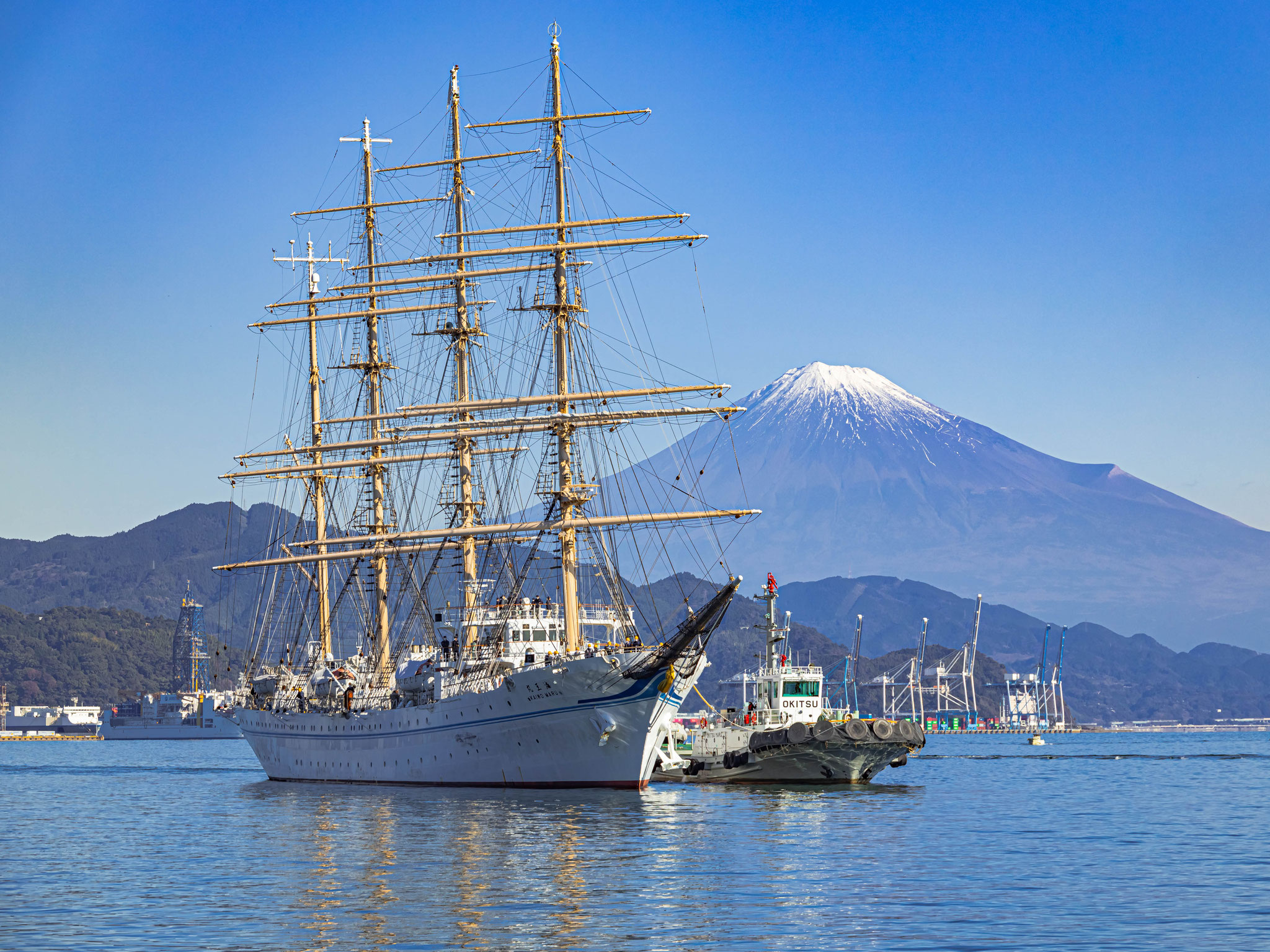 海王丸と富士山と清水港