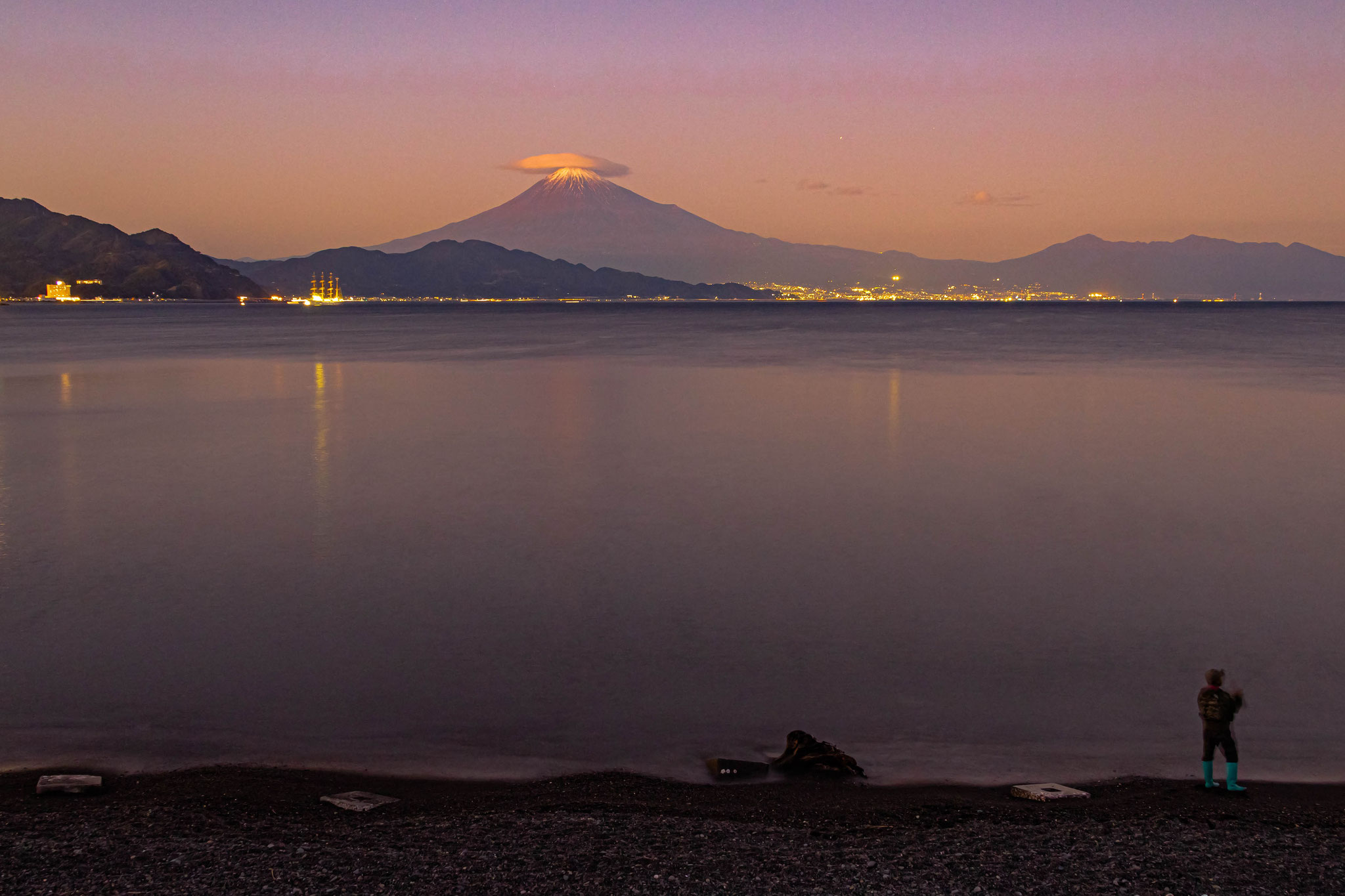 朝焼けの富士山と清水港。。。そろそろ海王丸が見えます
