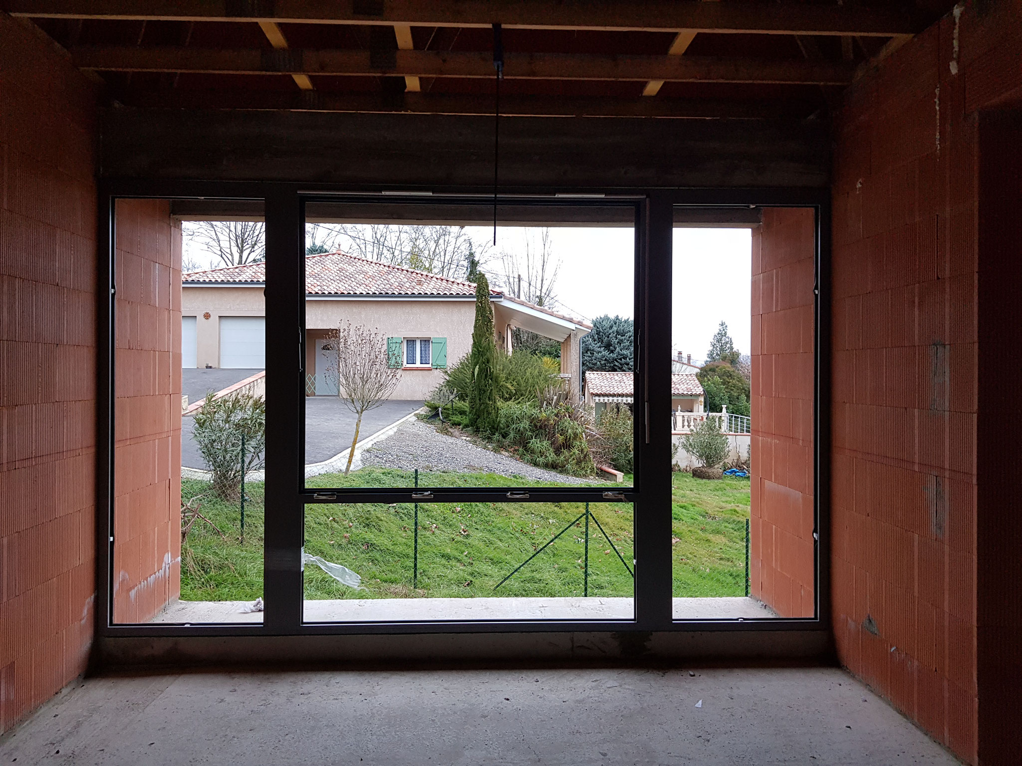 Côté EST : il faut imaginer une salle de bain au milieu (avec une grande vitre, cachée des voisins par un bardage extérieur brise vue) et de chaque côté, 2 couloirs (avec le fond des couloirs vitrés) désservant les chambres