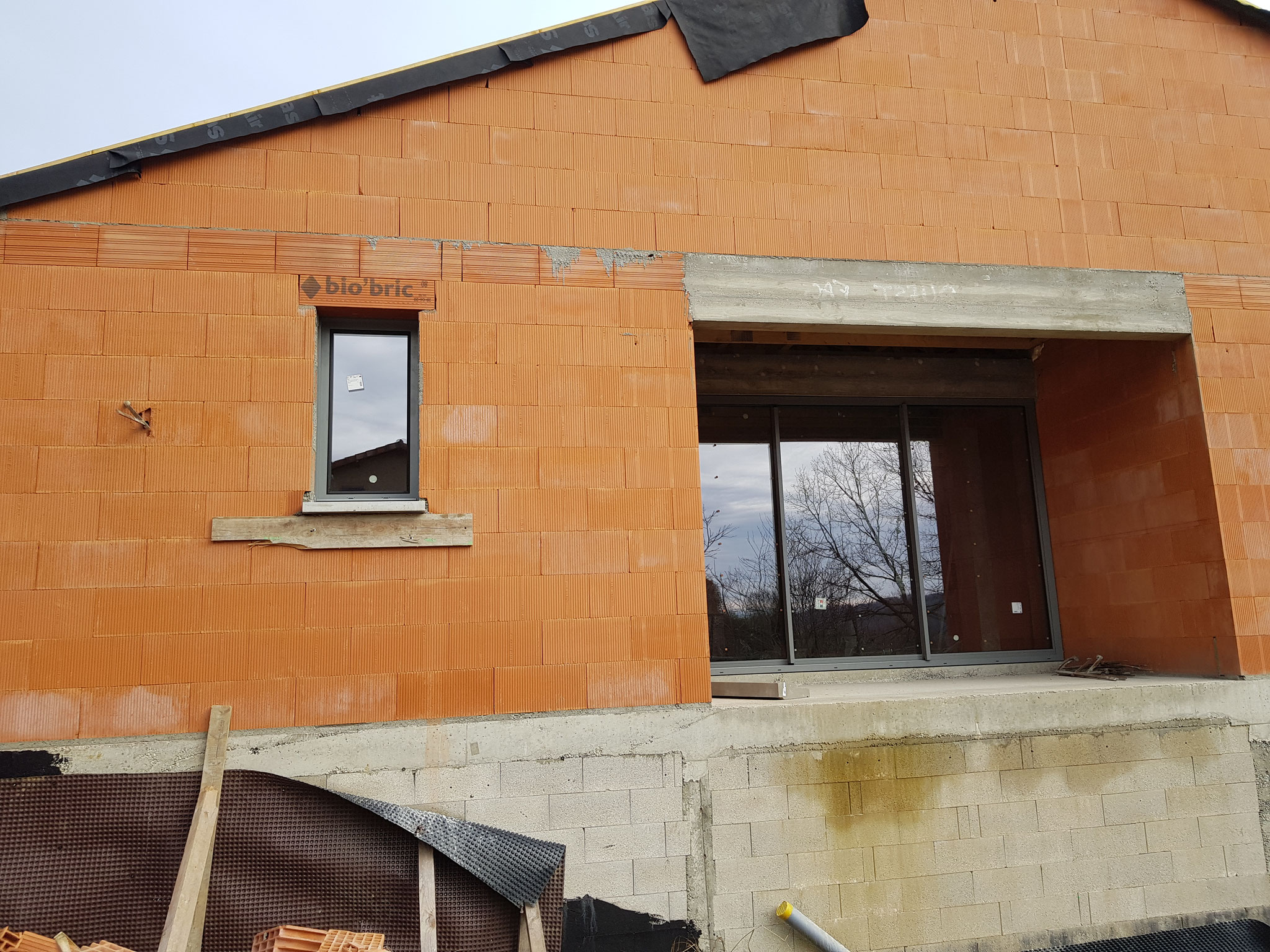 Vue de la maison côté ouest, photo prise de la rampe amenant au garage