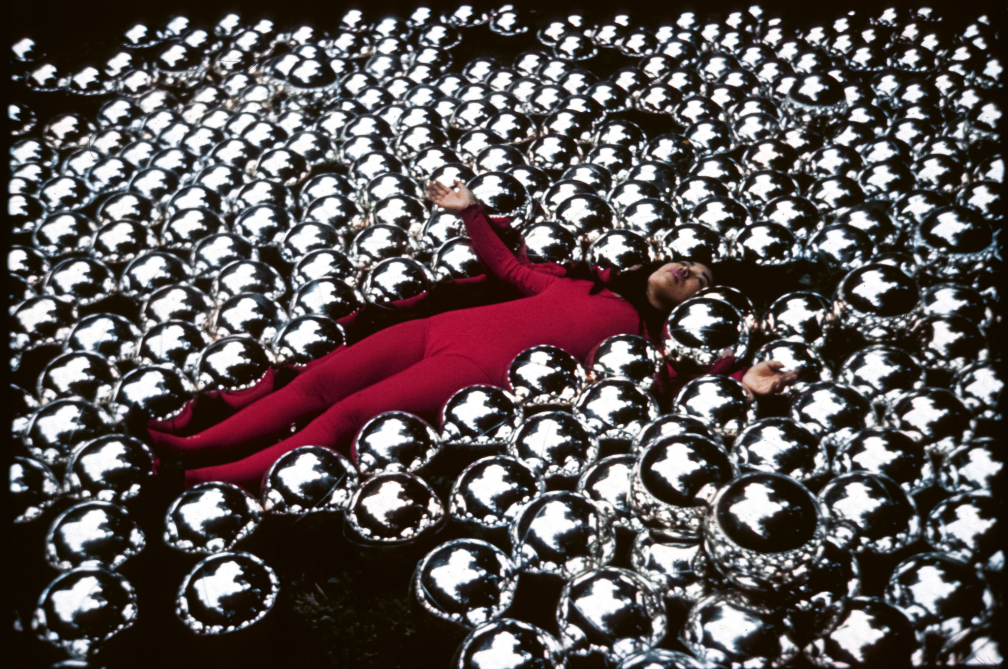Yayoi Kusama inmitten ihrer Installation Narcissus Garden auf der 33. Biennale von Venedig, 1966 © YAYOI KUSAMA