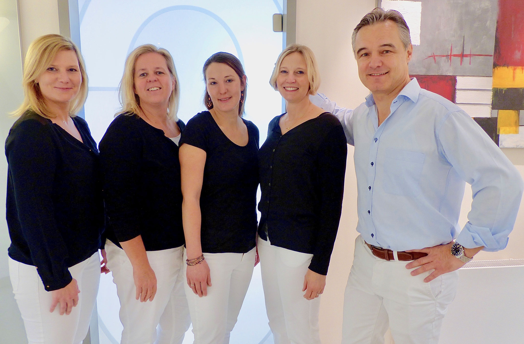 Das Team: Daniela W., Cathrin K., Nora G., Vivian H. ; Dr. Dirk Hedrich