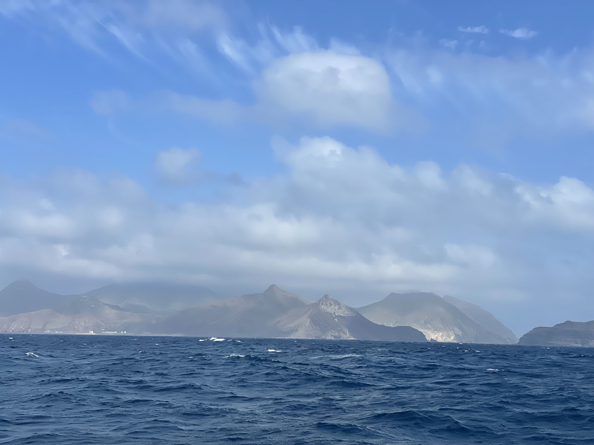 eine Insel mit 2 Bergen in Sicht, - nicht Lummerland...