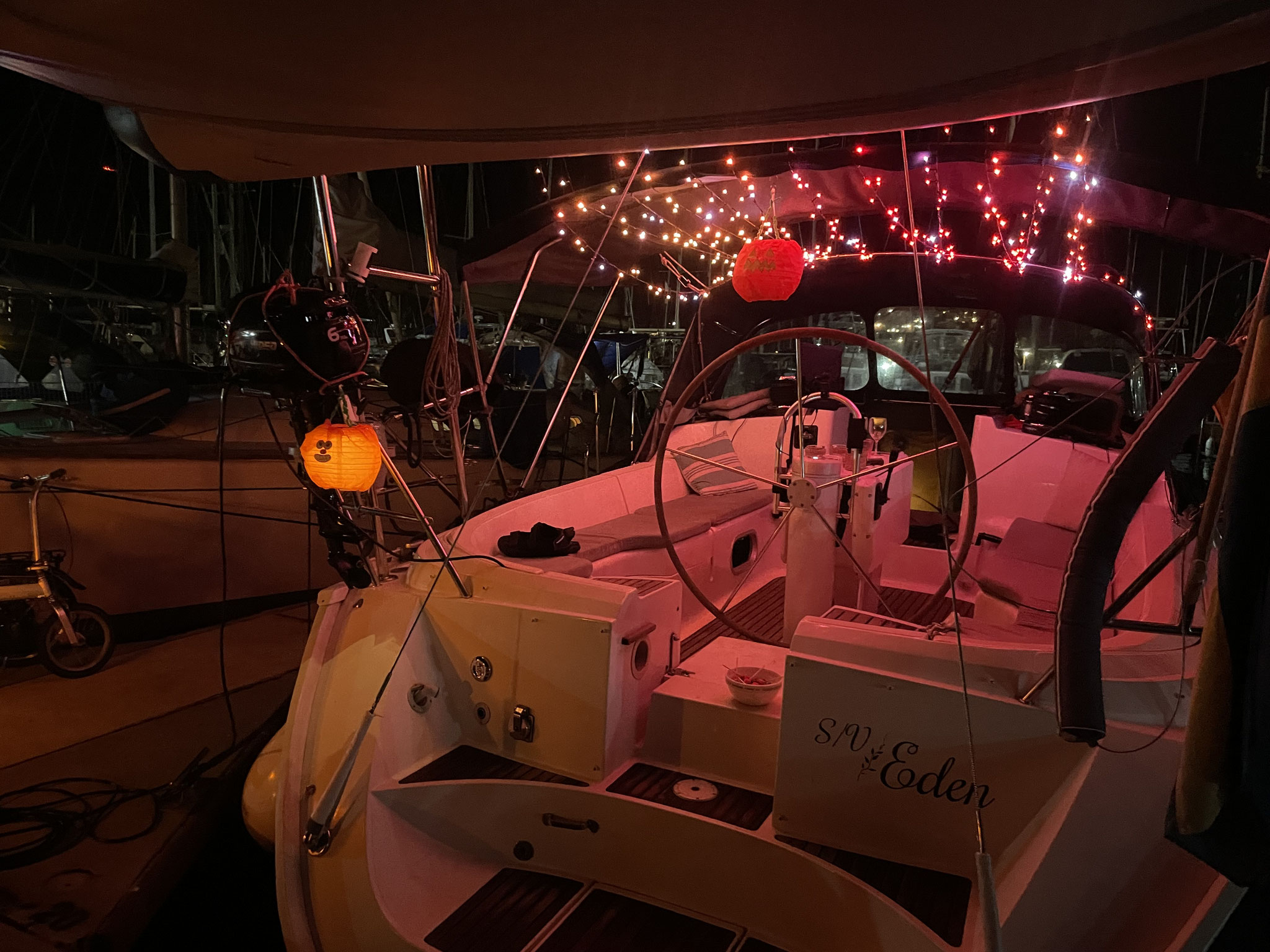 auf dem Nachbarboot wird Helloween gefeiert :-)