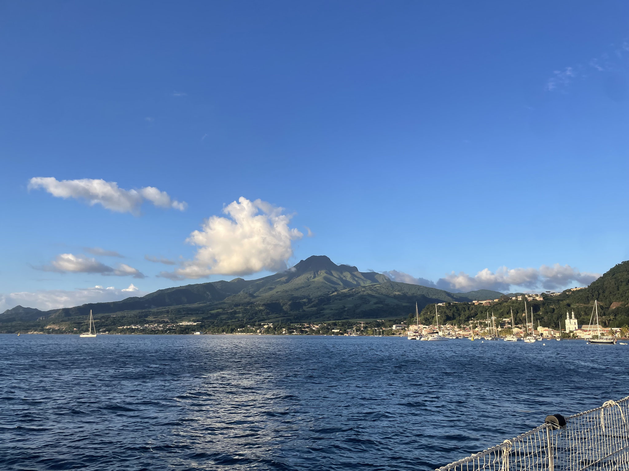 St. Pierre mit dem Mount Pelee