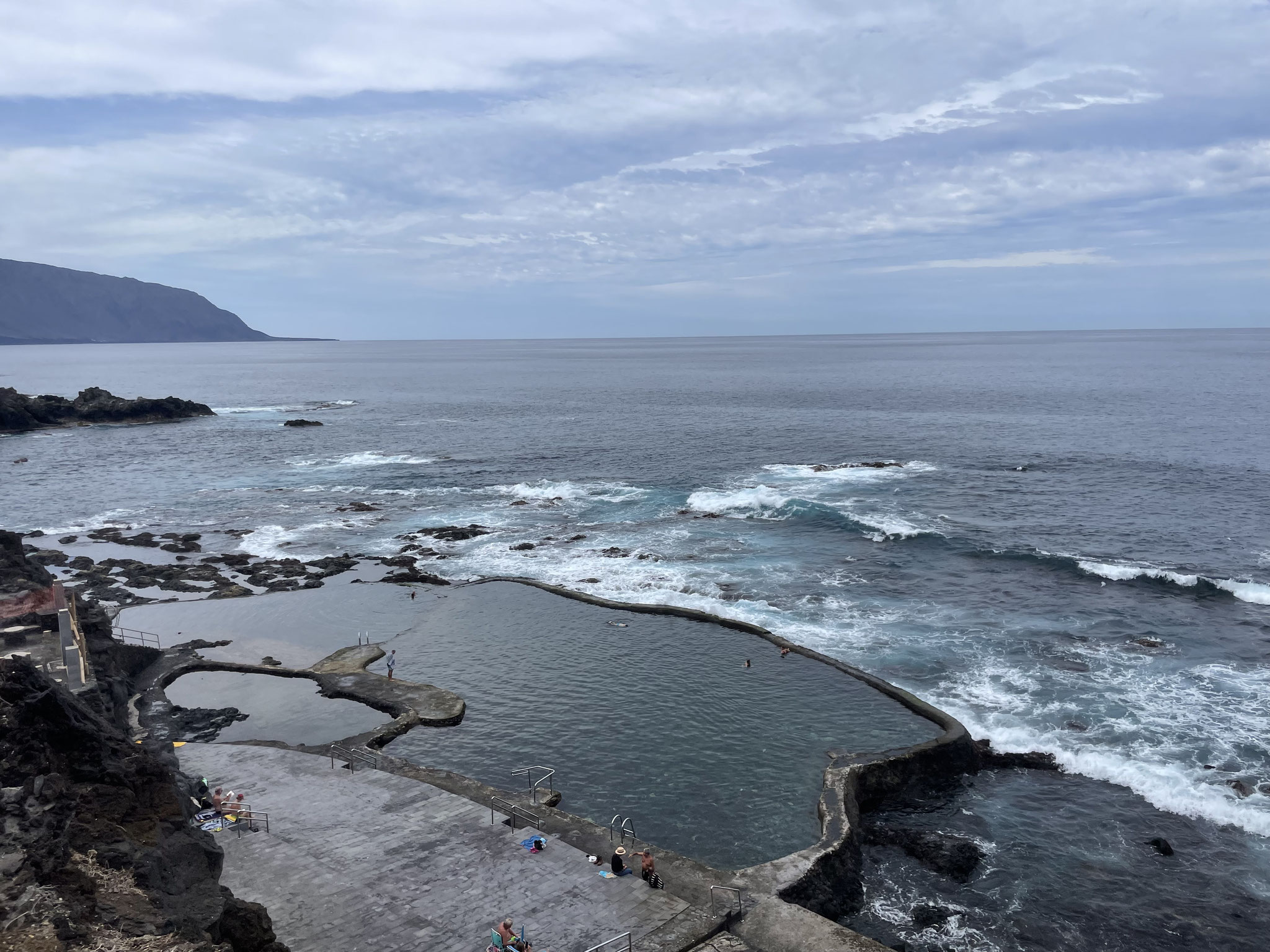 einer der vielen Infinity-Pools am Atlantik