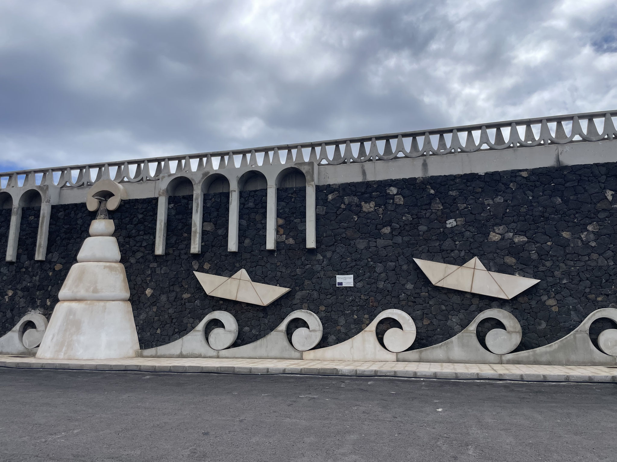 der Schutzwall vom Hafen