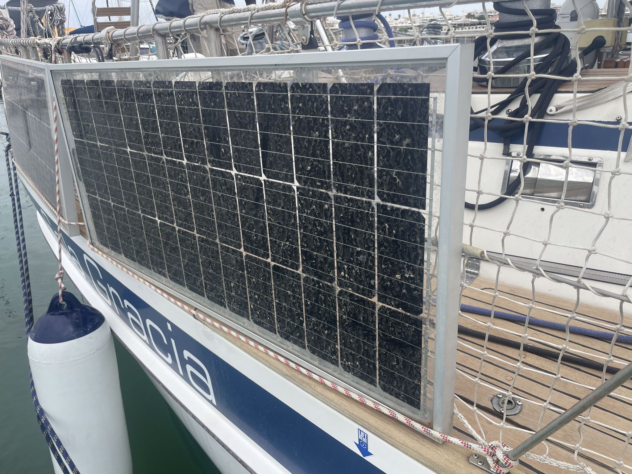 die Solarpanele benötigt eine Dusche