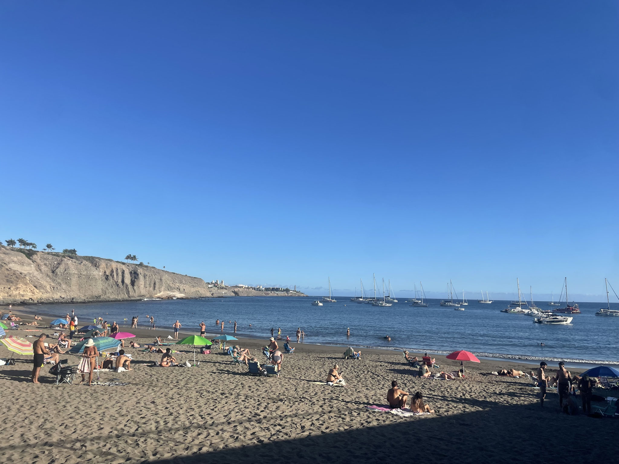 der Strand vor den Ankerliegern in Pasito Blanco