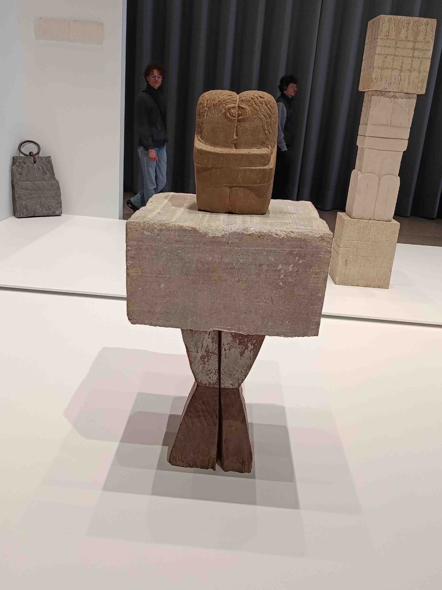 Constantin Brancusi, Der Kuß, Kalkstein auf Sockel aus Kalkstein und Pappelholz,1923-25, Centre Pompidou, Paris