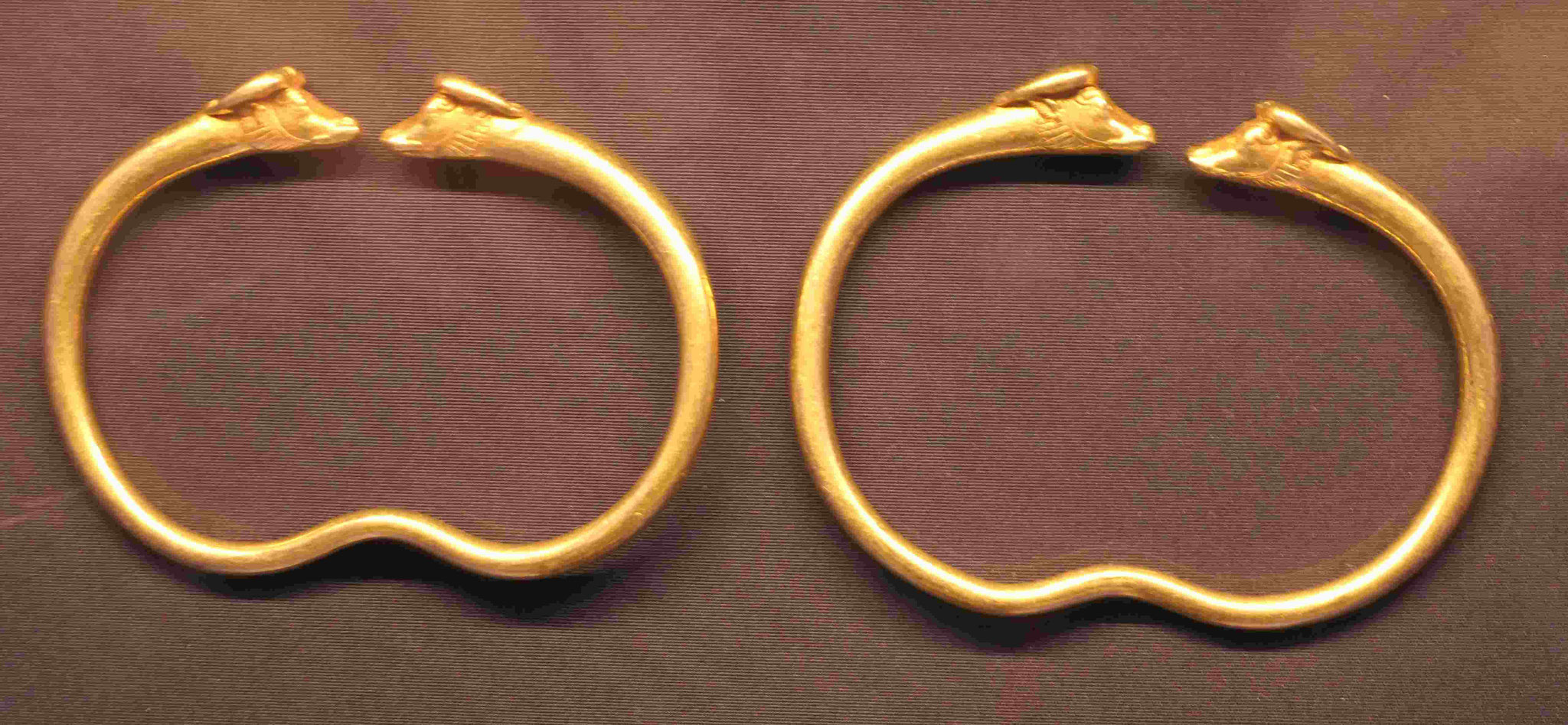 Ohrringe und Armschmuck, Gold gegossen und ziseliert, 5.-4. Jhdt. v.u.Z.., Staatliche Museen Berlin