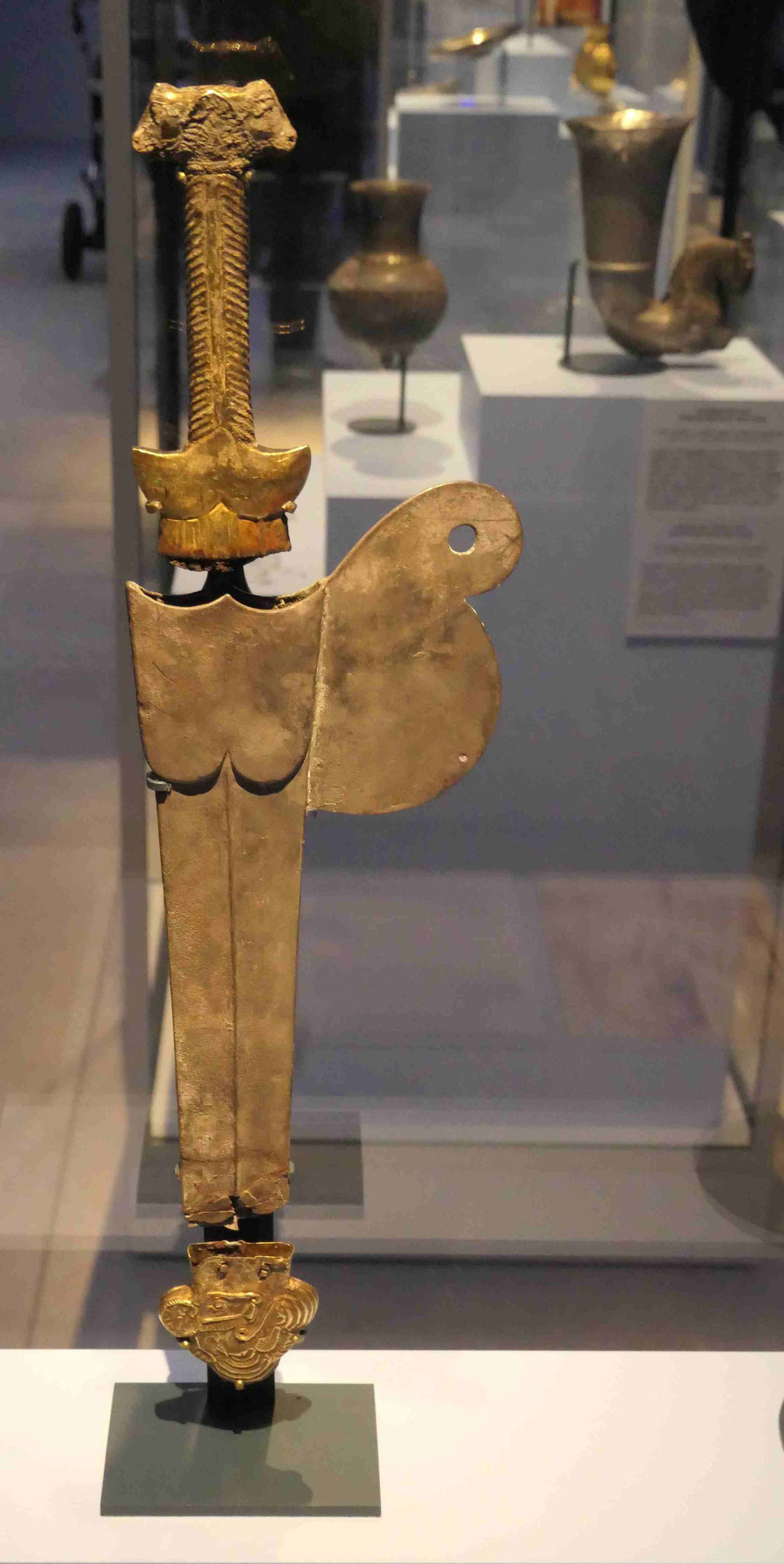 Kurzschwert und Beschlag einer Scheide, Kupfer und Silber und Gold, 5.-4. Jhdt. v.u. Z., Staatliche Museen Berlin