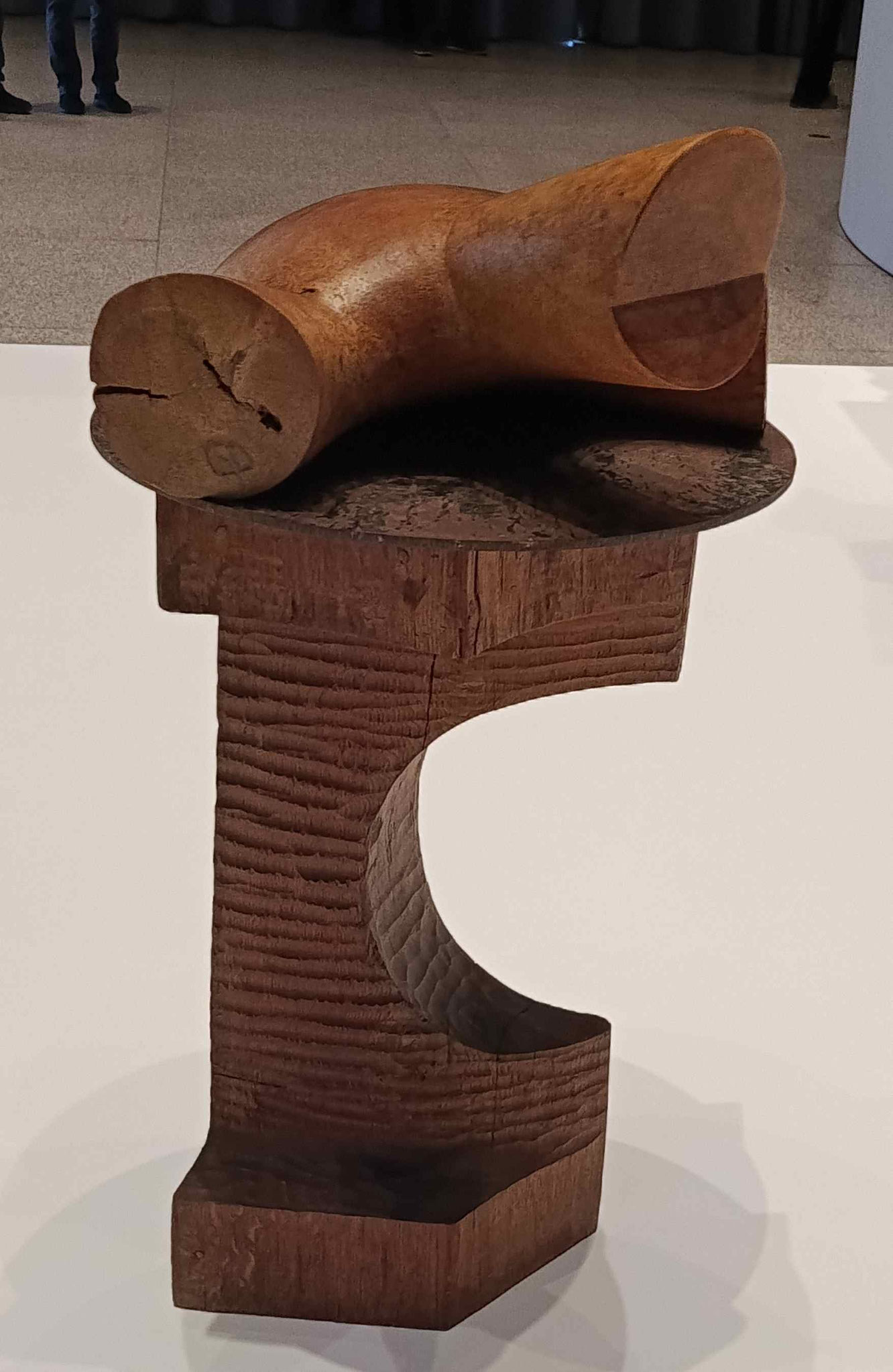 Constantin Brancusi, Schildkröte, Rosskastanienholz auf Sockel aus unpolierter Stahlscheibe und Eichenholz,1941-43, Centre Pompidou, Paris