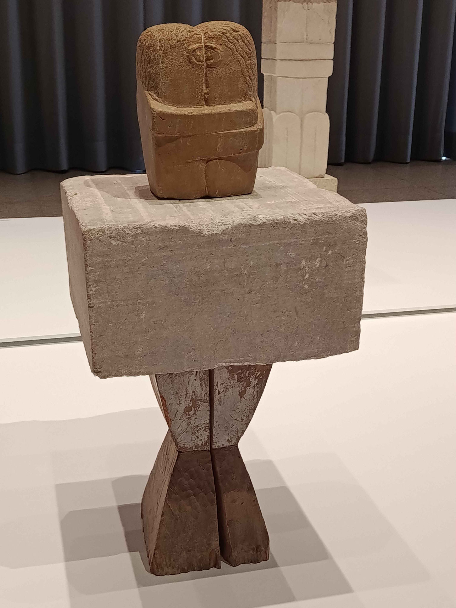 Constantin Brancusi, Kuss, Kalkstein auf Sockel aus Kalkstein, um 1940, Centre Pompidou, Paris
