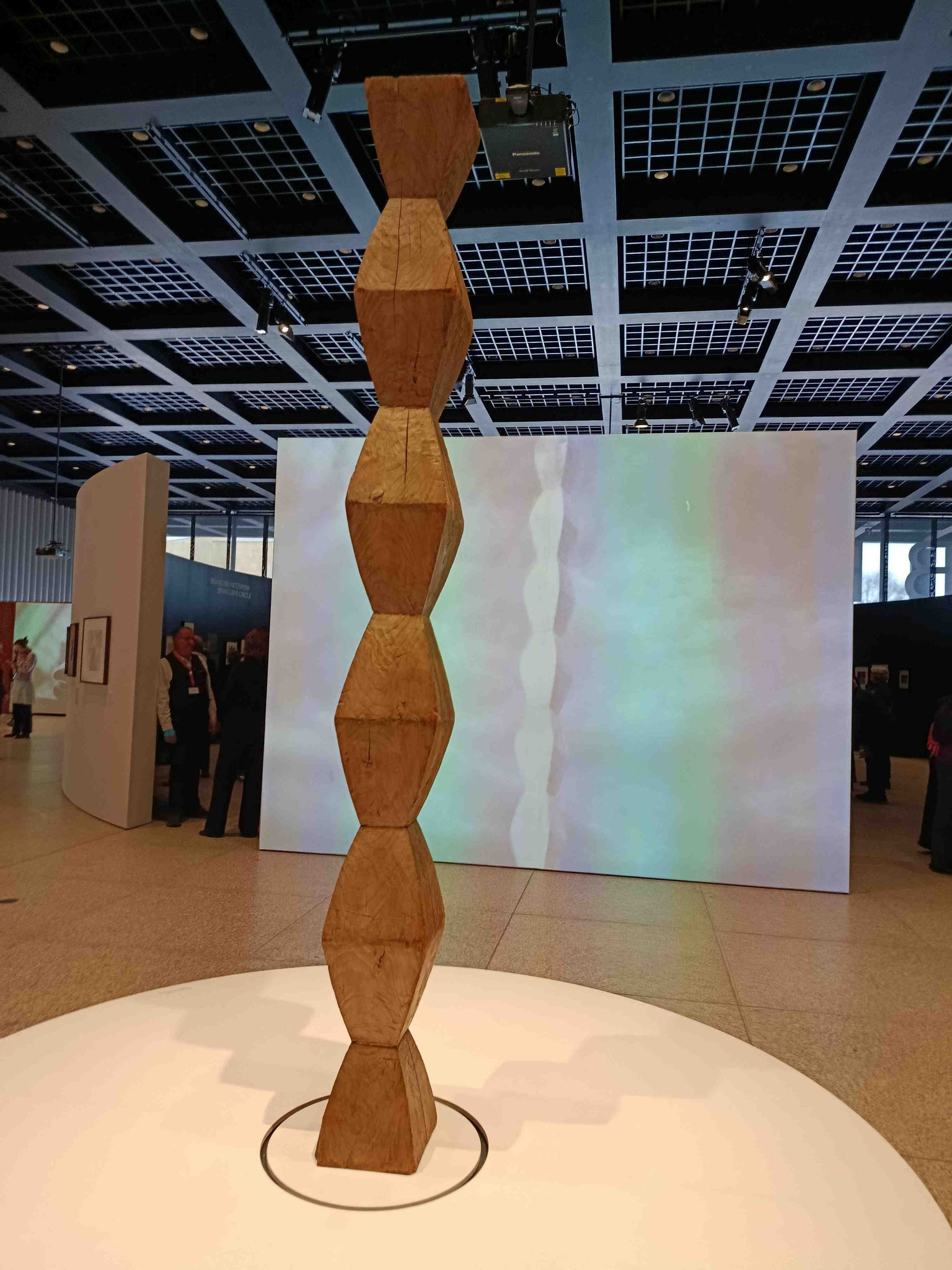 Constantin Brancusi, Endlose Säule IIi, vor 1928, Pappelholz, Centre Pompidou, Paris