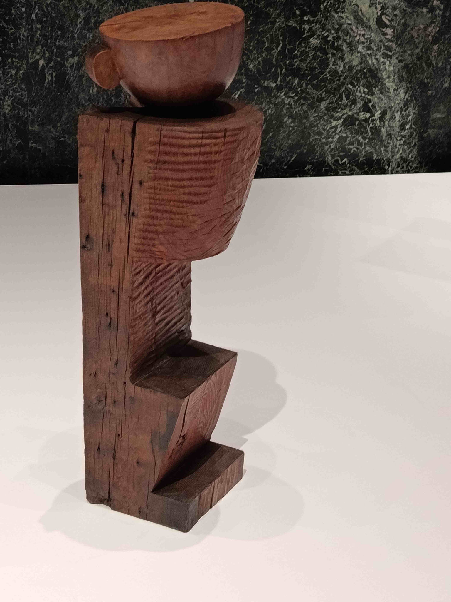 Constantin Brancusi, Becher I, Obstbaumholz auf Sockel aus Eichenholz, um 1917,Centre Pompidou, Paris