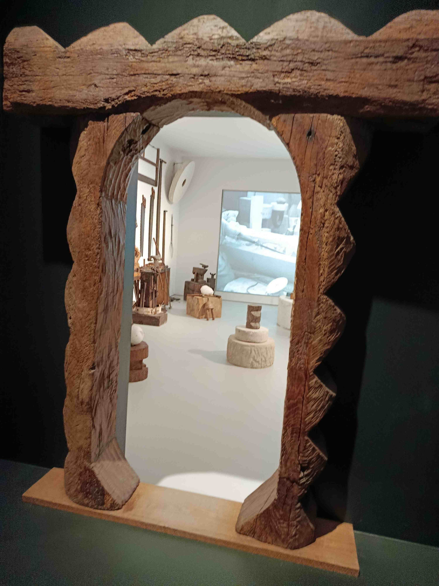 Constantin Brancusi, Blick in das Atelier von C. Brancusi durch geschnitzte Eingangspforte, Centre Pompidou, Paris