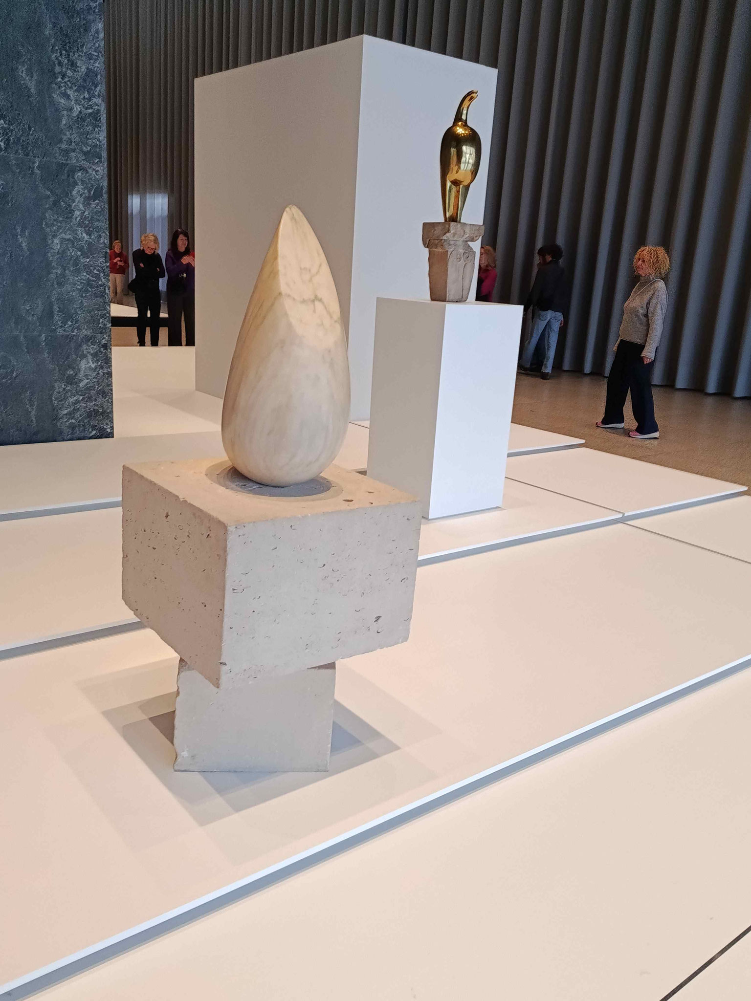 Constantin Brancusi, Vögelchen II, weißer Marmor auf Sockel aus Kalkstein, 1928, Centre Pompidou, Paris